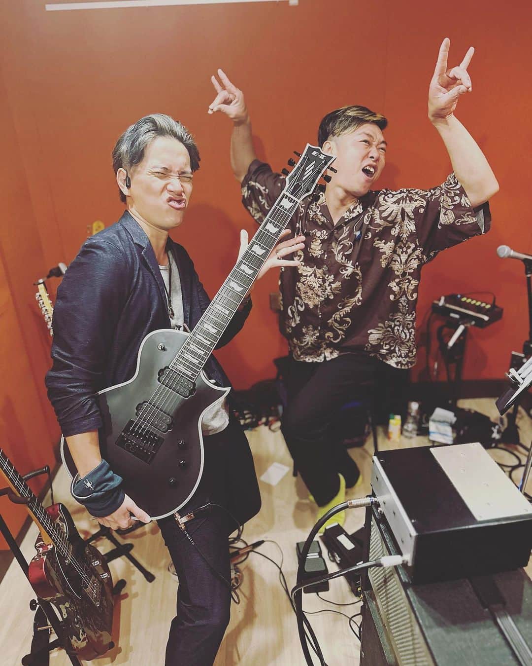 のインスタグラム：「昨日で新作アニメの音を 録り終わりました〜！  これから皆さまに頂いた最高の音を 混ぜ混ぜして、最強のバトル劇伴を作ります！ありがとうございました！！  Guitar mandolin bouzouki sitār 渡辺裕太@watanabeyuta_gt  cello 西方正輝 @vctpmasa  堀沢真己  vocal ジェニファー　@jennifersumireofficial   piano 大嵜慶子 @keicocopiano   harp 朝川朋之」