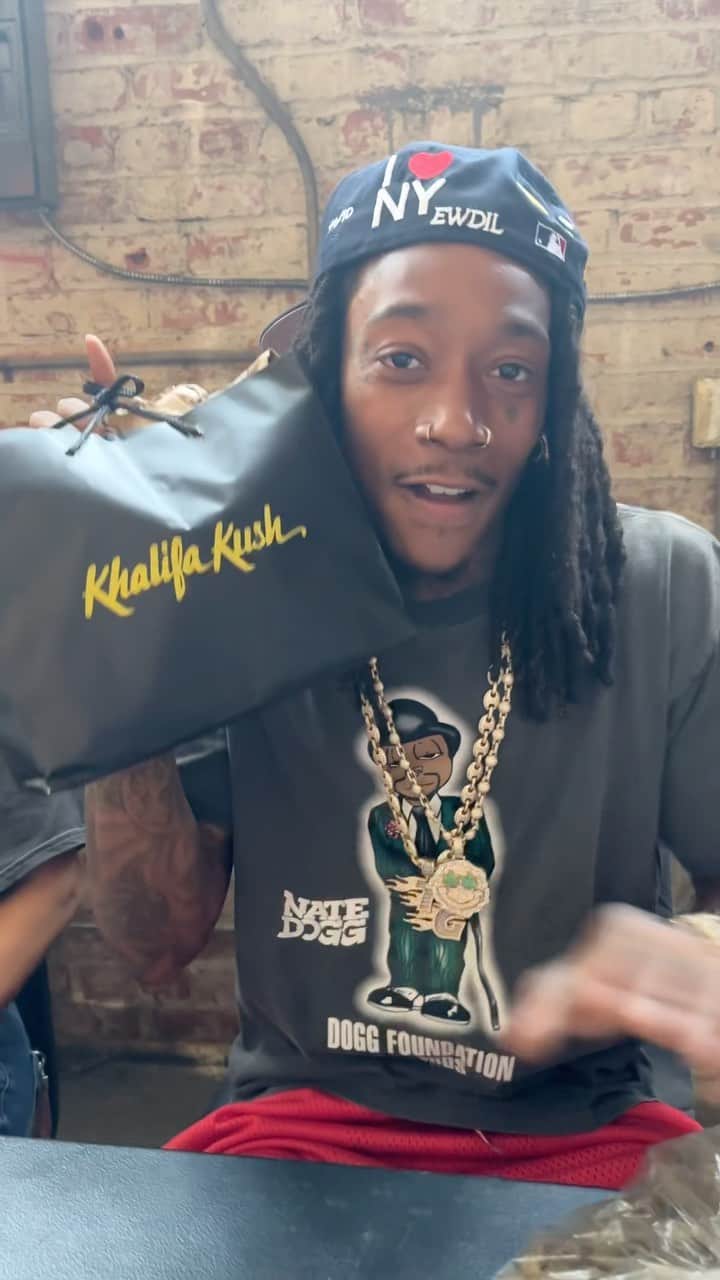 ウィズ・カリファのインスタグラム：「I roll perfect joints every time.   DayToday Tour Vlog. Tune in all summer.」