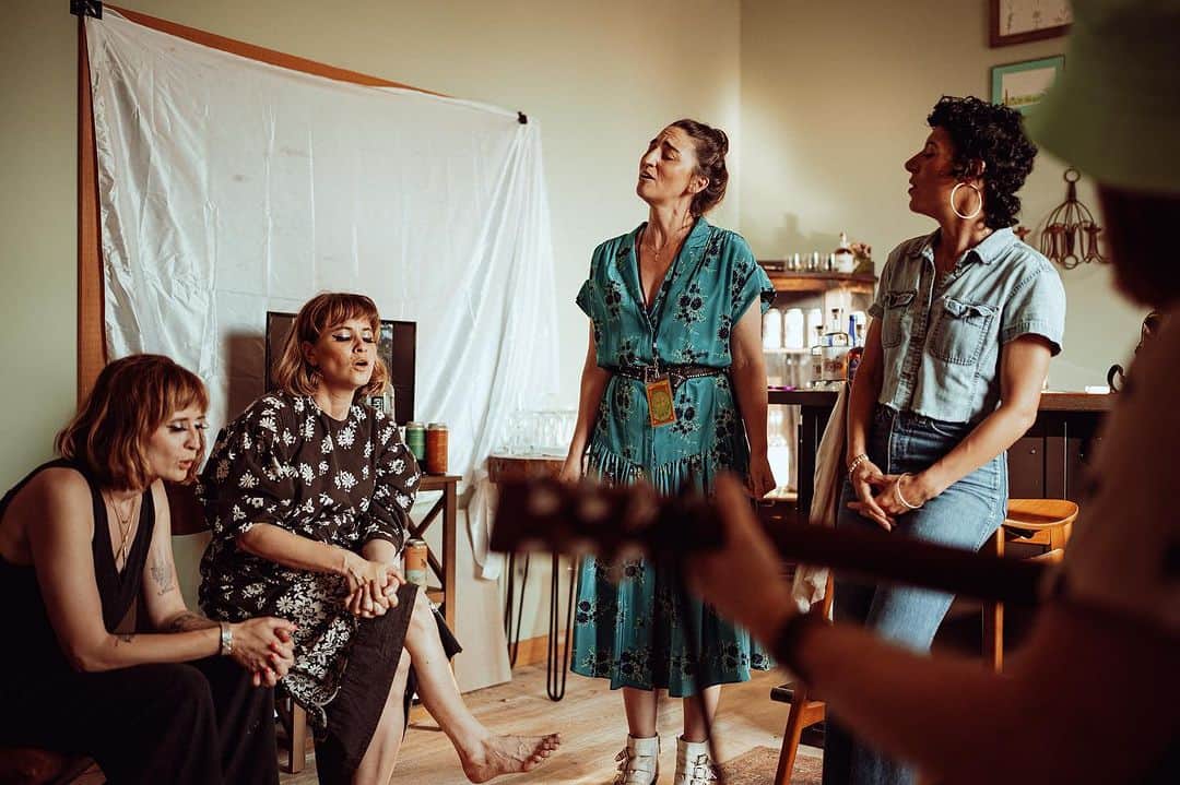 のインスタグラム：「I love singing. The only thing I love more than singing itself is singing with my friends. Thank you @ilovelucius for continuing to be the best band in the world and inspire me over and over, and to @emilykingmusic for continuing to  share your perfect artistry and your gorgeous soul through your songs and your voice. I love this community so much. Art. In all the ways. I love making art. ❤️」