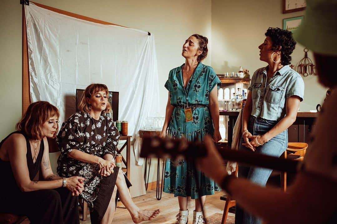 サラ・バレリスさんのインスタグラム写真 - (サラ・バレリスInstagram)「I love singing. The only thing I love more than singing itself is singing with my friends. Thank you @ilovelucius for continuing to be the best band in the world and inspire me over and over, and to @emilykingmusic for continuing to  share your perfect artistry and your gorgeous soul through your songs and your voice. I love this community so much. Art. In all the ways. I love making art. ❤️」7月8日 7時57分 - sarabareilles