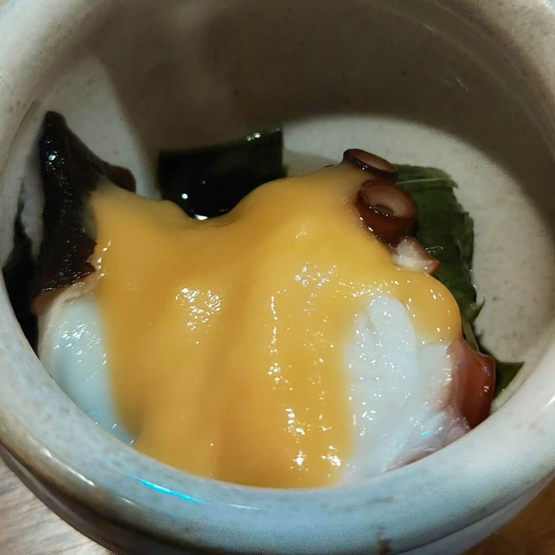 和田益典さんのインスタグラム写真 - (和田益典Instagram)「◆久しぶりな昨日の晩ごはんシリーズ  約一ヶ月ぶりぶりの隠れ家。  今回はステーキングをメインとしたラインナップ。  貰ったワイン美味しかった。 ありがとうございました。 . . #場所教えないシリーズ #さしみ #天ぷら #天婦羅 #ホタテ塩焼き #帆立 #ステーキ #マグロ #鱧の天ぷら #はも天ぷら #はも天 #カツオ小鉢 #刺身 #造り #鱧 #唐揚げ #茶碗蒸し #たこ酢 #小鉢 #コロッケ #居酒屋 #呑み屋 #夕食 #ご飯 #ワイン #dinner #delicious #gourmet #foodstagram #seafood  〜やや変則的なお酒の流れ〜 生中→ワイン→いいちこ .」7月8日 8時16分 - masunori_wada