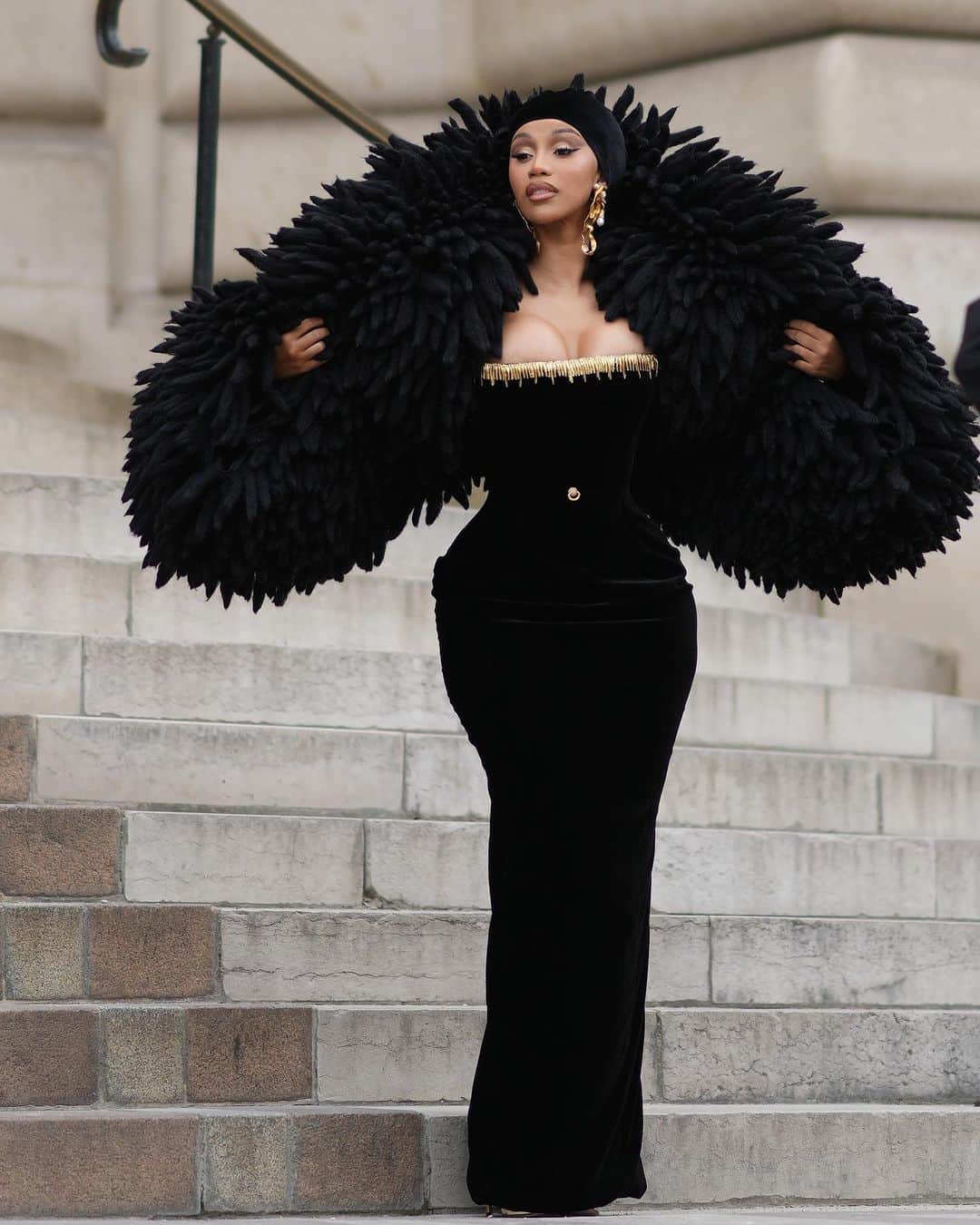 ELLE Brasilのインスタグラム：「Para além das passarelas, também ficamos de olho nos looks dos convidados para os desfiles de alta-costura. Teve @iamcardib sendo a rainha da temporada e roubando os holofotes na @schiaparelli, o rapper @kendricklammar na @chanelofficial, a atriz @michelleyeoh_official na @balenciaga e Emma Thompson na @giorgioarmani. Arraste para o lado pra ver mais e confira todos os detalhes das produções em elle.com.br.」