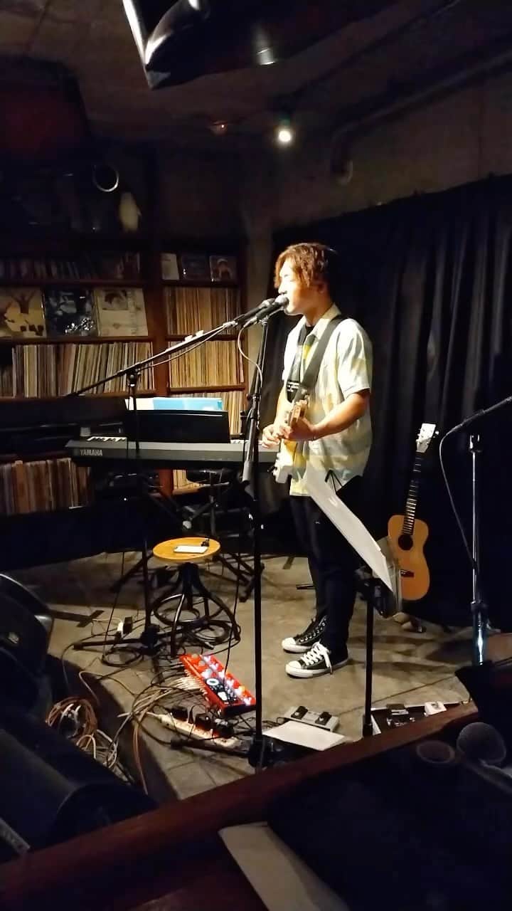 斎藤洸のインスタグラム：「SNARE COVER 「大人」 #snarecover #live #下北沢風知空知 #弾き語り」