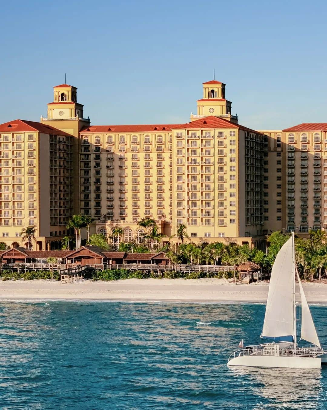 リッツ・カールトンさんのインスタグラム写真 - (リッツ・カールトンInstagram)「Introducing the new Naples. The Ritz-Carlton, #Naples has reopened its doors, featuring reimagined spaces designed to inspire a new era of oceanfront #RCMemories, immersing guests in coastal luxury from the expansive, light-filled lobby to an elevated and inviting Club Lounge.」7月8日 8時23分 - ritzcarlton