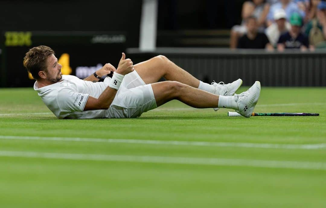 スタニスラス・ワウリンカのインスタグラム：「I might fall down. But I will not stay down 👍🏻🌱🎾😅💚🙏🏻 #fight #toogood #hardwork #trusttheprocess #wimbledon」