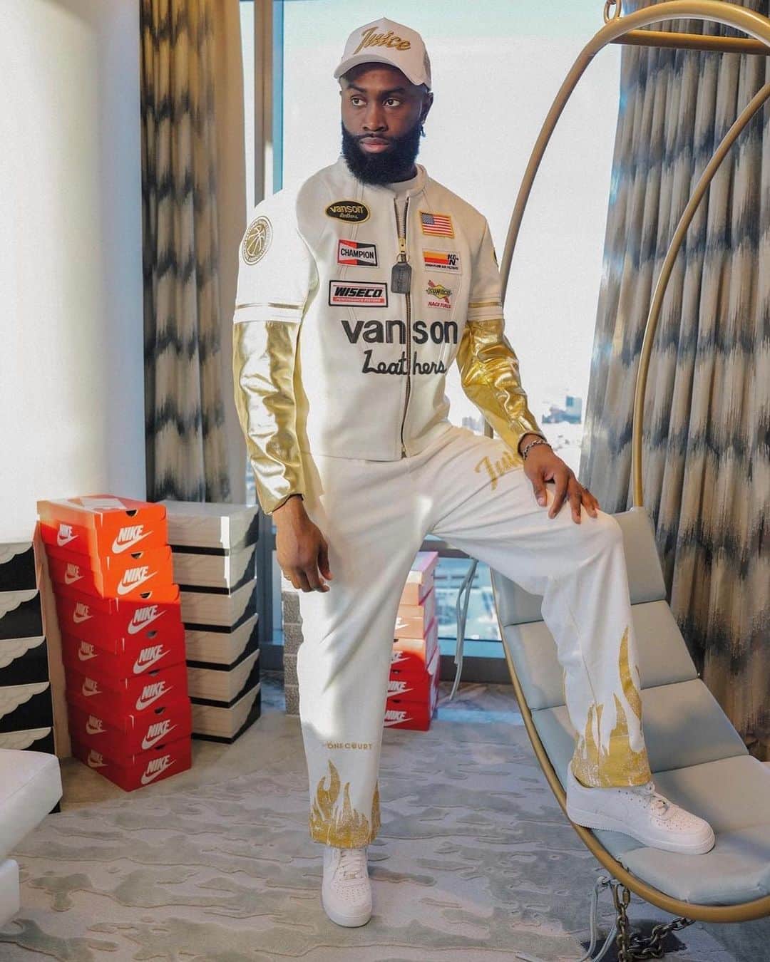 バンソンのインスタグラム：「We designed the 2023, Rookie One Court jackets for the gifting suite in Las Vegas hosted by @fchwpo . Always a pleasure working with Jaylen Brown. #vansonleathers」