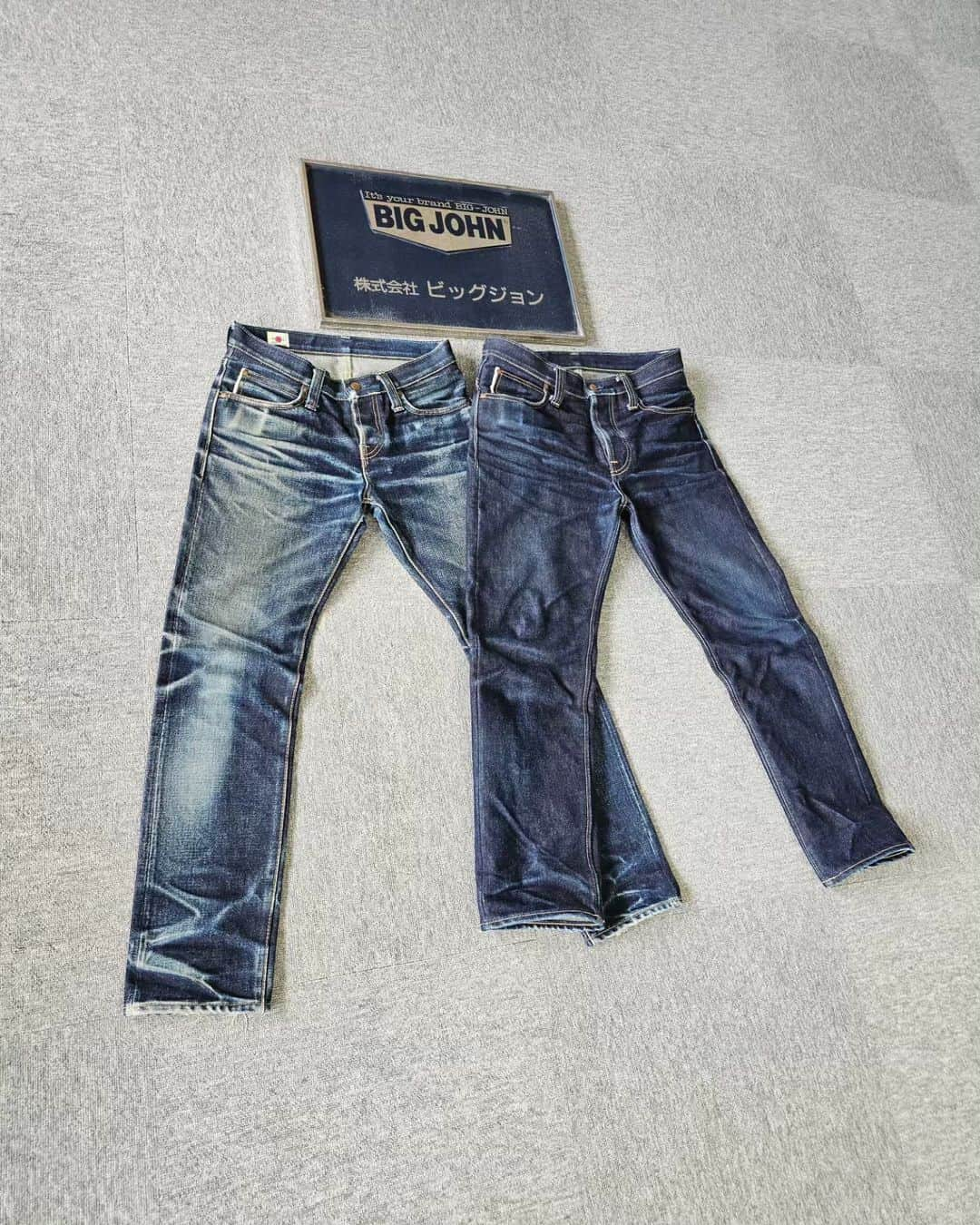 BIG JOHNさんのインスタグラム写真 - (BIG JOHNInstagram)「スタッフのRARE LOVEです。 M104G(23oz Regular Straight) 23,000円(税込25,300円)、30in穿き込み99日目となります。  左:M106G(23oz) 29in 366日着用保管中 右:M104G(23oz) 30in 本日99日着用 今回で23oz 4着目の穿き込みとなります。  🌟M106G  29in  366日　保管中🌟 2019.3.1～2020.2.29  着用前日水洗い→3か月後水洗い→4か月後水洗い→5か月後水洗い後保管　　全て10分間.天日干し  ❇️M104G(Regular Straight)  30in 99日目❇️ 着用前日までに水洗い10分間　天日干し→裾上げ 2023.4.1～  ◽️A pioneer in Japanese Jeans   -BIG JOHN-    from KOJIMA to the world ◽️  RARE LOVE (staff)  Thank you for checking our posts 🙏  LEFT:  M106G (23oz) 29in 〈Day366 and now during storage〉  RIGHT: M104G(23oz) 30in 〈Day 99〉   #bigjohnjeans#deim#denimhead #23oz#穿き込み#23オンス#denimfades#rawdenim#selvage#selvagedenim　#ヘビーオンス#国産ジーンズ#児島ジーンズ　#Japanesedenim #kojima#ビッグジョン#denimstyle #ビッグジョンジーンズ#デニム#国産#denimjeans#児島#365daysoffade #エイジング#経年変化#レアジーンズ#drydenim#japandenim#denimlovers#denimporn」7月8日 8時34分 - bigjohnjeans