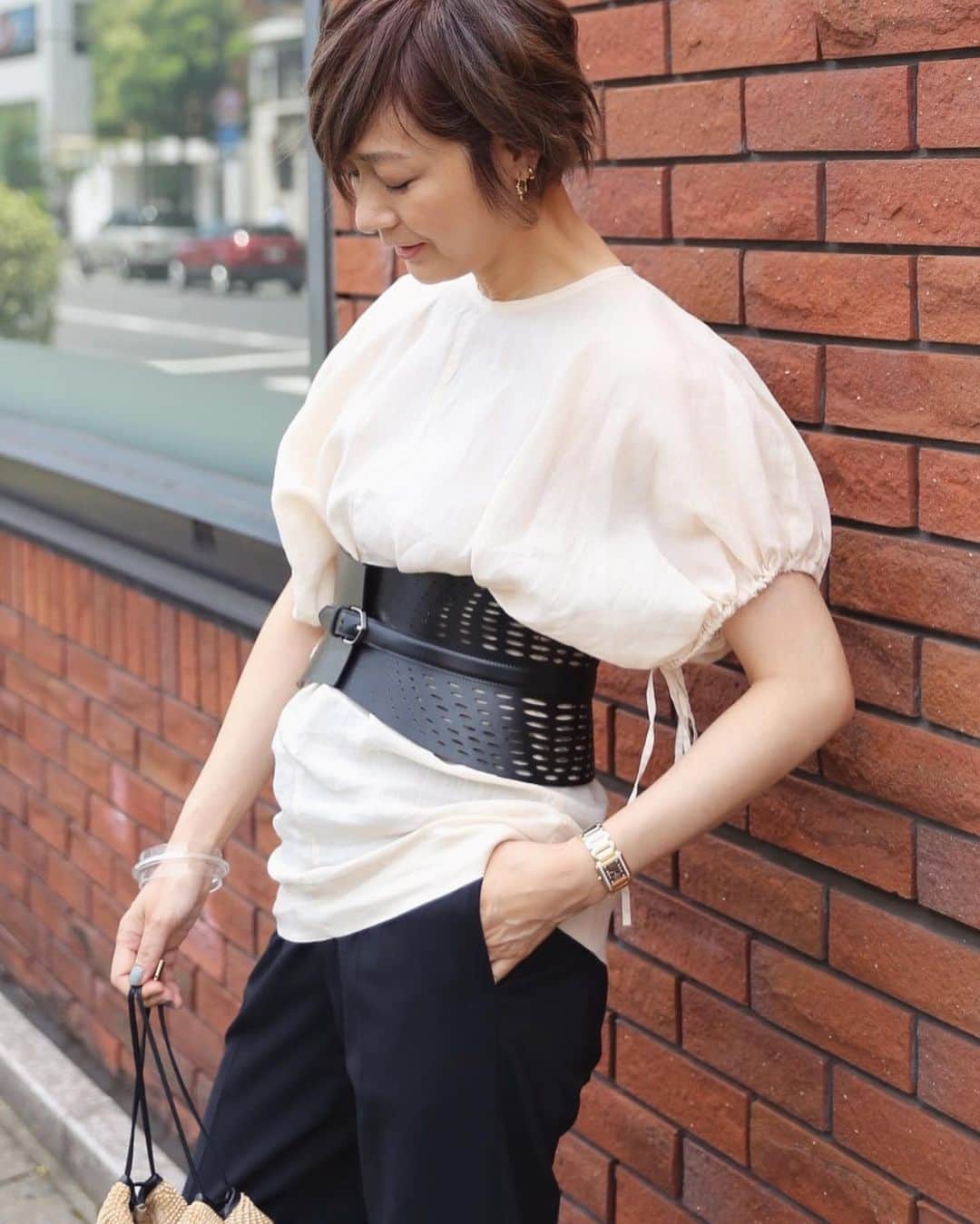 富岡佳子さんのインスタグラム写真 - (富岡佳子Instagram)「#outfit リネンブラウスにビスチェベルトを合わせてみました。 @whimgazette_official  このハードなベルトにもようやく慣れてきた今日この頃… @maisonalaia  スワイプ＆タップしてみて下さいね！」7月8日 8時27分 - yoshikotomioka