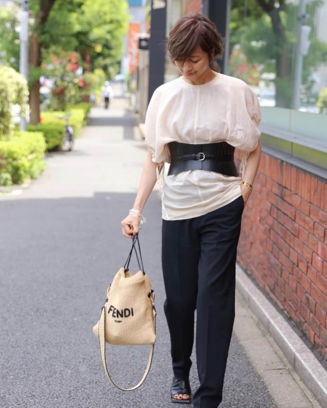 のインスタグラム：「#outfit リネンブラウスにビスチェベルトを合わせてみました。 @whimgazette_official  このハードなベルトにもようやく慣れてきた今日この頃… @maisonalaia  スワイプ＆タップしてみて下さいね！」