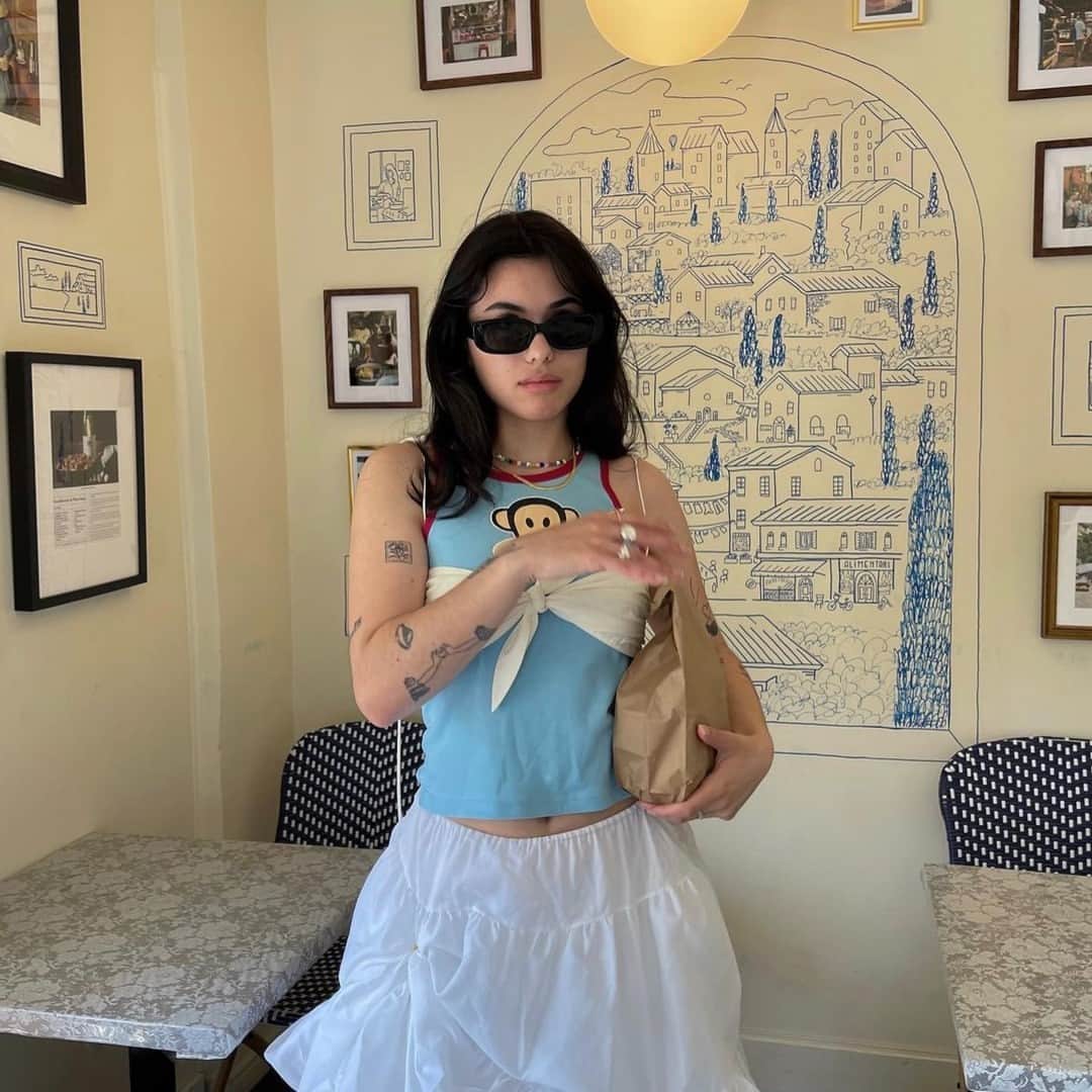 ポールフランクのインスタグラム：「summer activities w paul frank: a series ☕️ cafe hopping ☀️ soaking up vit D 🧺 picnics 🏓 pickleball」