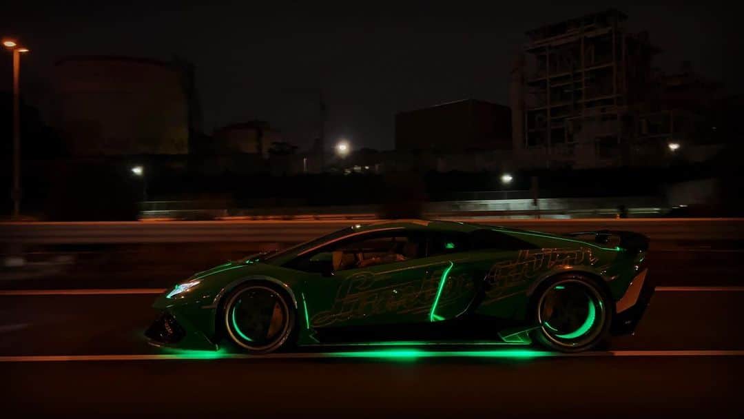 諸星伸一のインスタグラム：「⭐️一番星号⭐️  ランボルギーニは、昔から真横からの写真が好きです✨  #lamborghini #ランボルギーニ #morohoshi #諸星伸一 #fightingstar #ファイティングスター #fsbk #世界最強モロックマ #世界最強諸星一家 #諸星一家 #powercraft  #lexani #lexanijapan #rockford #tokyo #japan  ※アニヴェルサリオ、リアのメッシュパネルは自作です✨」