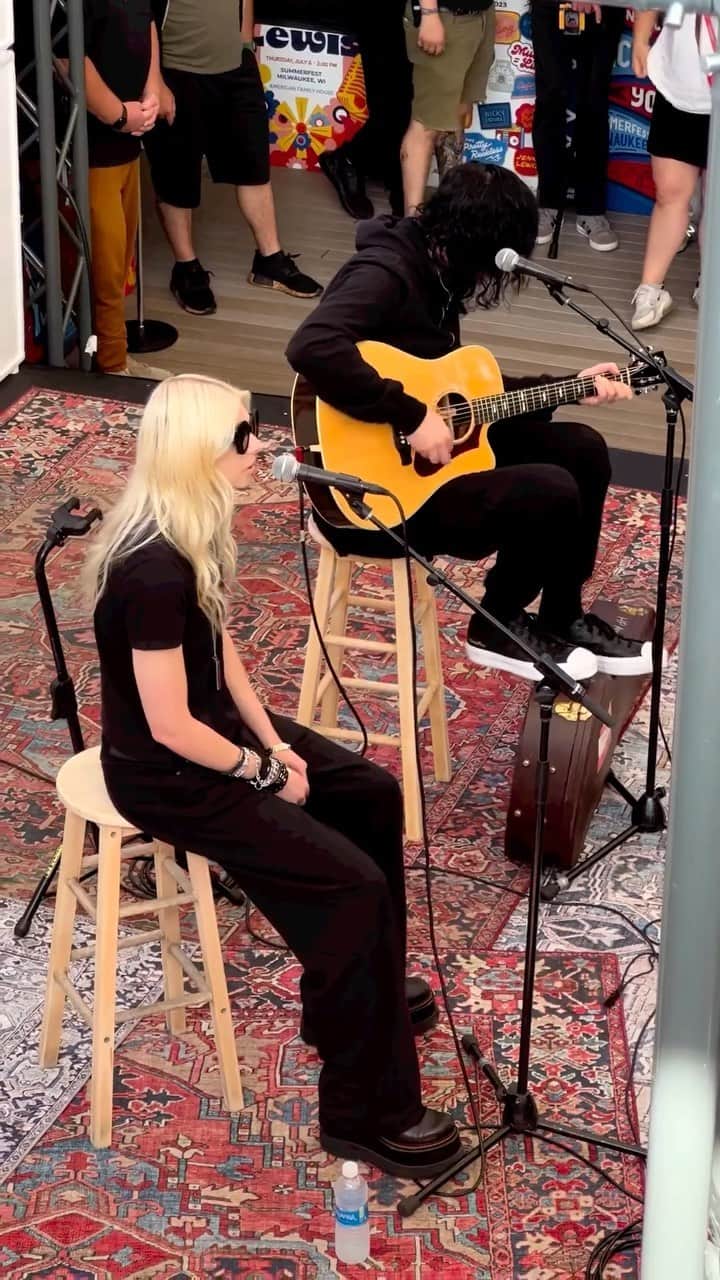 テイラー・モンセンのインスタグラム：「SUMMERFEST 10pm TONIGHT!  Thanks to everyone for coming down for our acoustic set!  A lot of you were waiting since 9am so we really appreciate you!!! ❤️❤️❤️ #peaceloveandunderstanding」