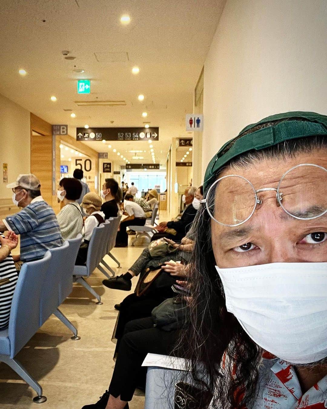 村上隆さんのインスタグラム写真 - (村上隆Instagram)「As those of you who are over 60 can relate, as we get older, we get crazy busy. The reason is that you now have to go to the hospital frequently. Each part of the machine that is your body is getting worn out and out of balance, so you start to feel discomfort all over the place as you live your days.  Yesterday I went for an examination because my eyes were blurry. In the end, there was nothing wrong, but my eyes are never in perfect condition either because I used to have dry eyes and, since when I was around 40, I have been using silicone plugs to cover the tear ducts where tears drain into my nose at both corners of my eyes. I was given eye drops to dilate my pupils to check for cataracts and glaucoma, and for about three hours, it made everything look so bright and white that I couldn't see anything.  Anyway, there’s always something the matter with me these days. How disappointing.  60歳を超えた方は共感してもらえると思いますが、歳をとると、めちゃくちゃ忙しくなります。 理由は病院に頻繁に行かねばならなくなるからです。 身体という機械の各パーツがヨレヨレになって来て、そのバランスがおかしくなってきているので、生きててアチコチに違和感が出てくるのです。  昨日は目が霞むので検査をしに行きました。結論的には何も無かったのですが、元々ドライアイで、40歳頃より目頭と目尻の涙が鼻に抜ける穴にシリコンで蓋をして、目に涙を溜めてたりするので、完全な調子ではないのです。 で、白内障、緑内障を検査するために瞳孔を開く目薬をさされてしまって、3時間くらい、何もかも白飛びして眩しすぎて、見えなくなったりして、大変な半日でした。  兎に角、あれこれ具合が悪い日々ではあります。 とほほ。」7月8日 8時51分 - takashipom