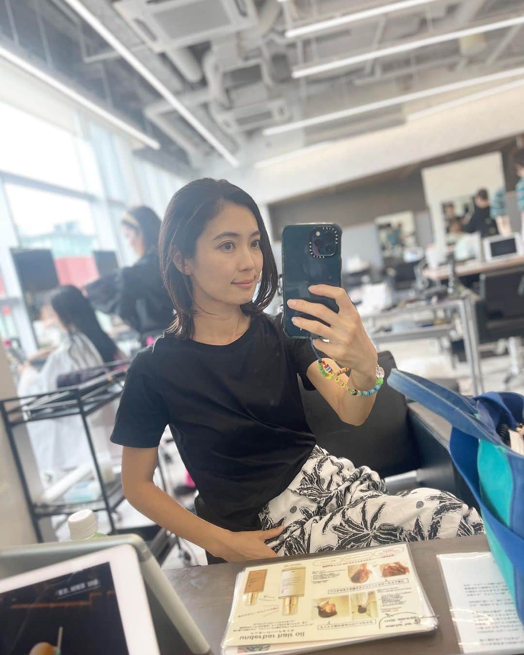 小川りかこのインスタグラム：「3ヶ月半振りのカットカラー🙌 髪の毛多いので、毎日ドライヤーも本当に面倒だった😇 長さは2、3センチ切って貰って、かなり軽くして貰った〜！ ちなさん @chinaaaa.akibaaa さん、いつも的確なアドバイスでカットカラーしてくれてありがとう🥹  #カット#cut#💇‍♀️#銀座#ヘアサロン #銀座ヘアサロン#美容院#美容室#銀座美容院#銀座美容室#スタイリスト#stylist #hairstyle#haircut#hairsalon#ボブ#ボブスタイル#ボブヘア#セミロング#カラー」