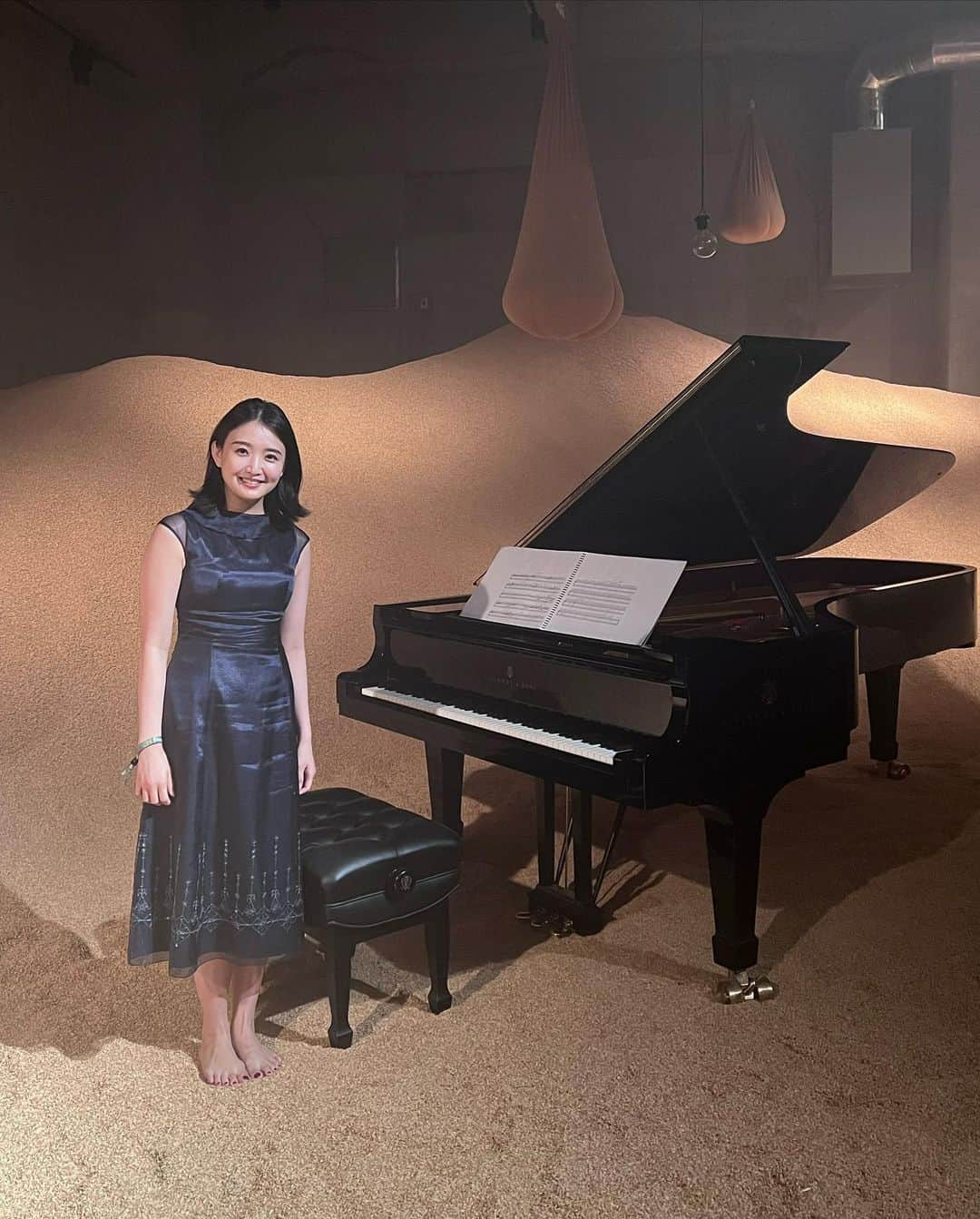 白石小百合のインスタグラム：「"Figurante" by Tomoko Mukaiyama インスタレーションピアノパフォーマンスへ🎹  向井山明子さん、2019エルメスでのライブもあまりに良くて2回行ったくらい好き。今回の世界観もすばらしかった！ 10トンの籾殻が敷き詰められ境界線の溶けた砂丘のような異空間に座り込んで聴く ピアノや声 音と光の饗宴。ここはどこだろうか…別の惑星にいるかのような未来の地球なのかプリミティブでミニマルな空間、明子さんは宇宙人のように彷徨いながら演奏、終始漂う不穏な空気に浸りました。全ての灯りが消え点滅した時に裸の蛍光灯を持たされる人間がエキストラという意味を考えさせられる。  当日は七夕🎋お願いごとは世界中でもっと多くの感動がうまれるように祈ることにしました。  ありがとうございました！✨  #七夕🎋  #tennozartweek  #tomokomukaiyama  @tomokoamsterdam」