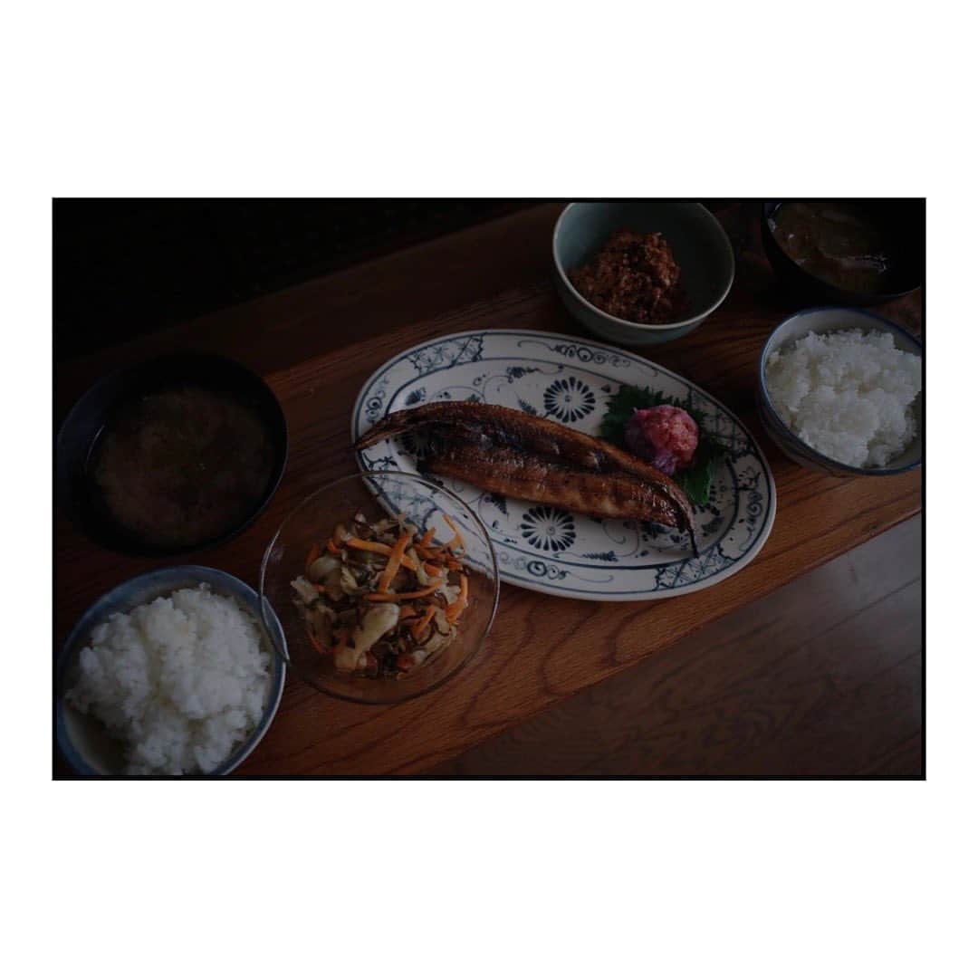 藤田敦子のインスタグラム：「ㅤ 【#blendakitchen 】 ☑︎干物 ☑︎キャベツとにんじんのお漬物 ☑︎肉味噌納豆(肉なし) ☑︎具沢山お味噌汁  引っ越し前、そろそろ冷蔵庫等整理しないと、と思いつつ なかなかできひんのやてな。 冷凍物とか食べきらないと💦 と言うことで干物焼いて 肉味噌納豆のお肉は、以前いただいた 冷凍の代替ミートを使用。  冷凍期間長すぎて、味どうかなと思ったが 味付けしっかり目にしたからか むしろお肉のようだった。  白米はご近所りえさん @h.r.r.insta  からもらった、那須のお米。 美味しすぎて何杯でもいけるやつ。焦る。  キャベツとにんじんのは 塩昆布と @mother_inc のベジストック、 ごま油、青紫蘇で優勝。  引っ越ししてもしばらくテーブルなし生活なので キッチンでご飯かなあ。笑  #いえごはん #おうちごはん #家ごはん #家ご飯 #うつわ #器 #暮らし #instafood #foodstagram #簡単ごはん #手料理 #家庭料理 #フレキシタリアン #flexitarian #Glutenfree #グルテンフリー #pescatarian #ペスカタリアン」