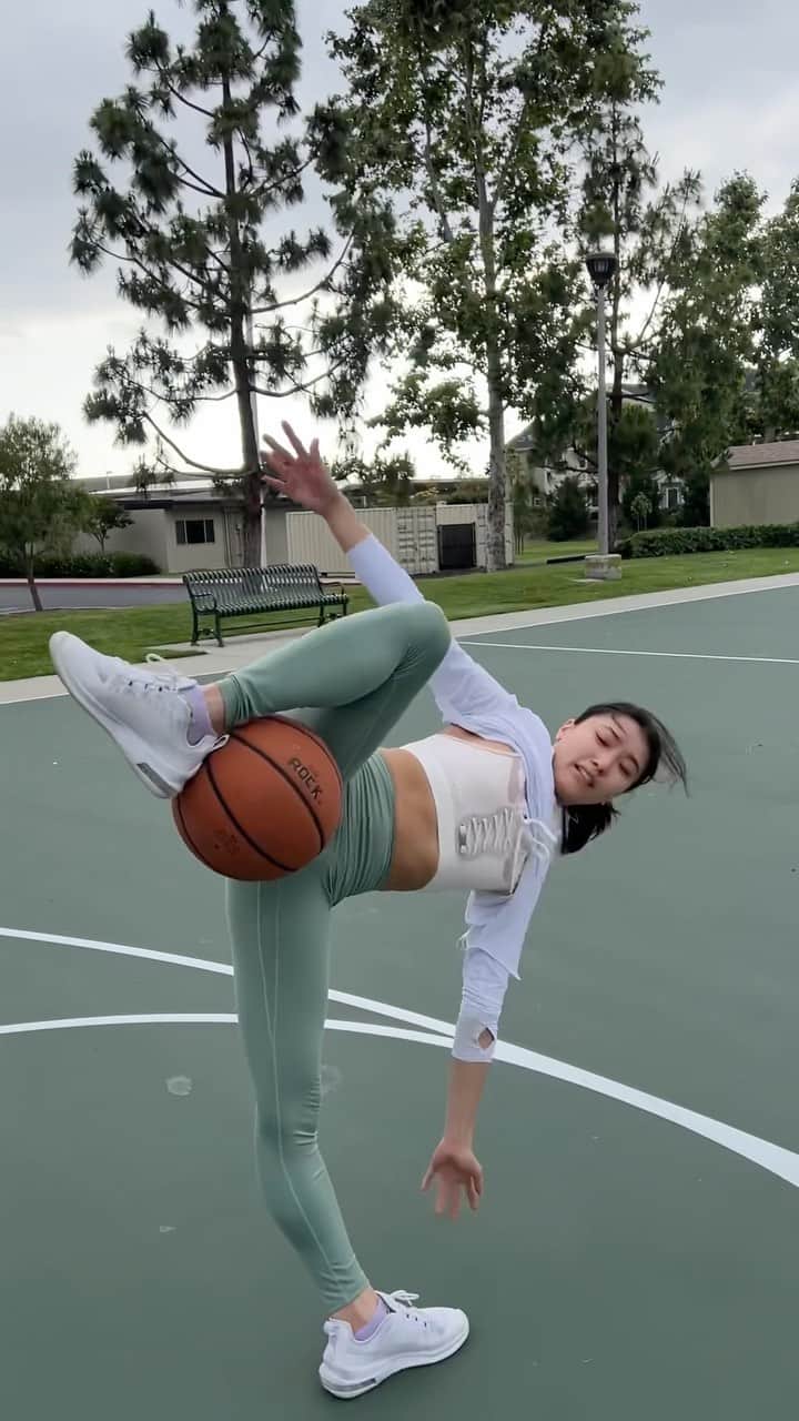 篠原枝令菜のインスタグラム：「Mixing some rhythmic gymnastics with basketball!! #basketball #rhythmicgymnastics #baller #trickshots」