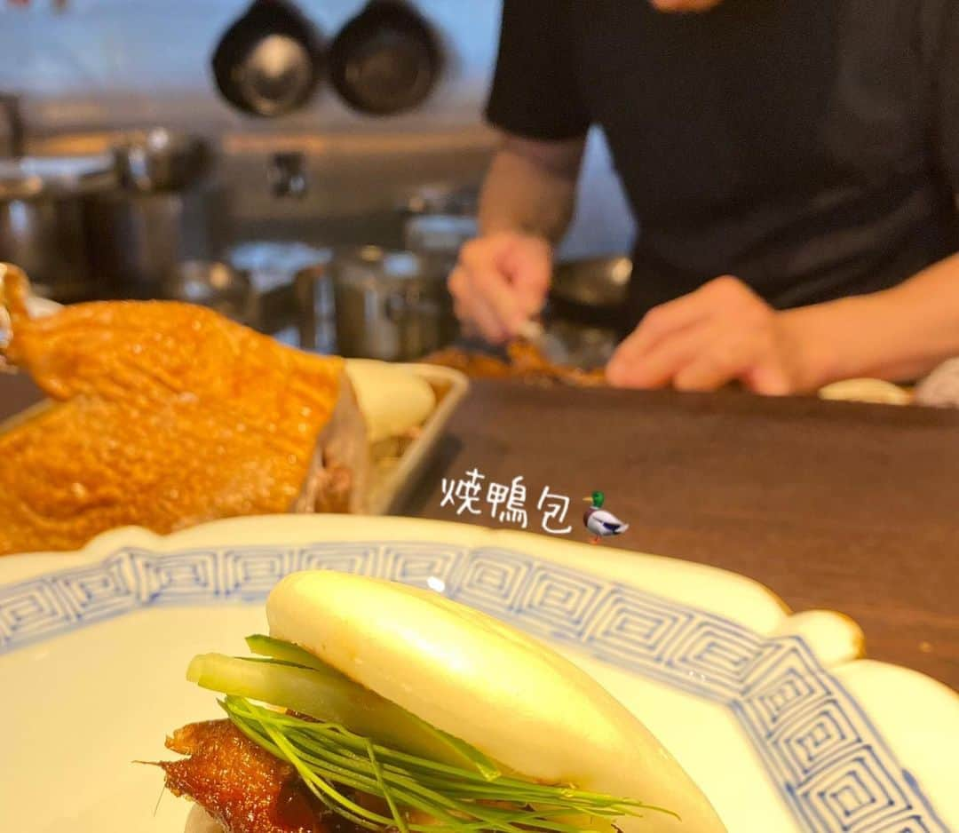 香港海鮮酒家 Lei U Munさんのインスタグラム写真 - (香港海鮮酒家 Lei U MunInstagram)「焼き印ありがとうございます ♨️  #叉焼包 #焼鴨包 #焼き印#あひる #津嘉山アグー #富ゆきUMEKITA #tomiyuki_umekita  #chinesefood #hongkongfood  #中華割烹#中華料理 #香港#osaka  #大阪グルメ#梅田グルメ #うめきた  #梅田ディナー #グランフロント大阪 #あひる#山鳩#丸焼き #ミル貝#ペアリング  #ふかひれ#中華#ワイン #レトロ香港 #中華好き」7月8日 9時18分 - leiumun