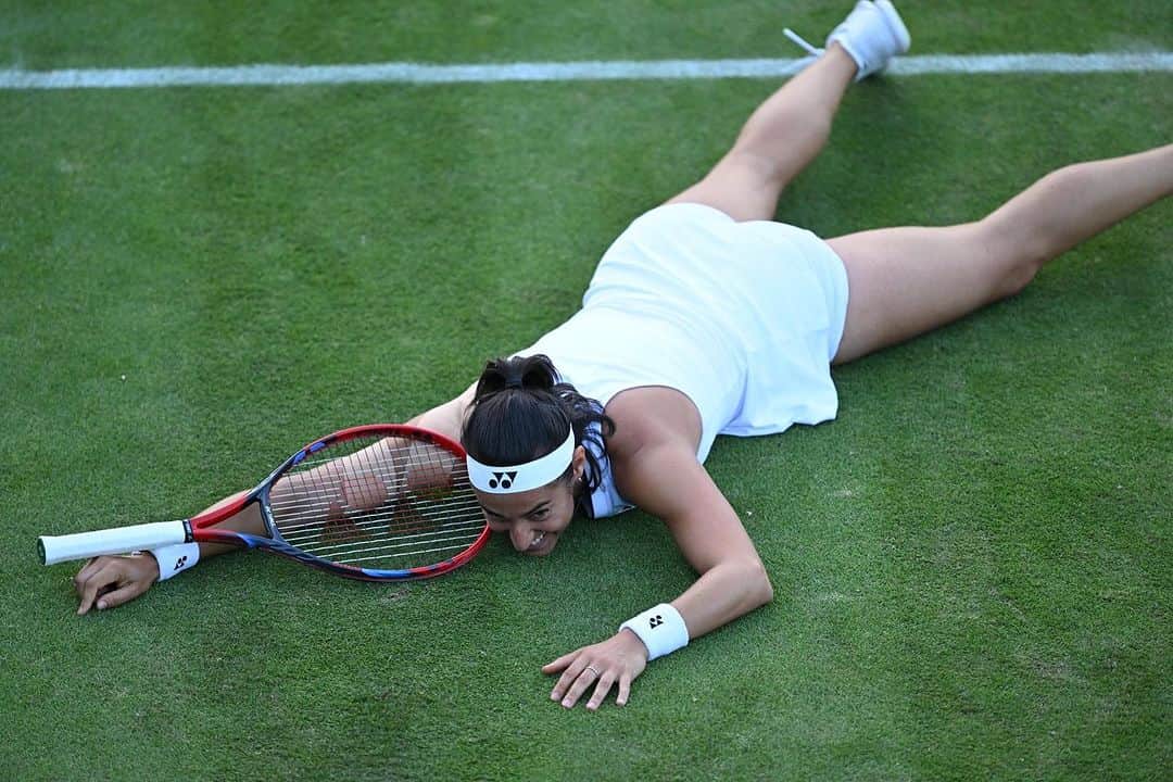 キャロライン・ガルシアのインスタグラム：「Triste, déçue, frustrée, fatiguée, vidée  Et Fière du combat de ce soir   Le tennis m’apporte mes plus grandes émotions, des shots d adrénaline, de l’euphorie, de la joie et plus grandes peines, plus grandes déceptions   Je travaille chaque jours pour devenir meilleure mais pour l’instant ça ne tourne pas en ma faveur, avec cet état d esprit et cette attitude ça finira pas payer !   Je suis certes joueuse de tennis mais mes résultats ne me définissent pas  Je suis bien plus que ça, bien plus que juste mon tennis, mes échecs et mes réussites, mes coups gagnants et mes fautes directes   C’est un chemin, une aventure et je vis chaque instant 🙏🏻  Merci du soutien 🥰  Bonne nuit 😴  Caro」