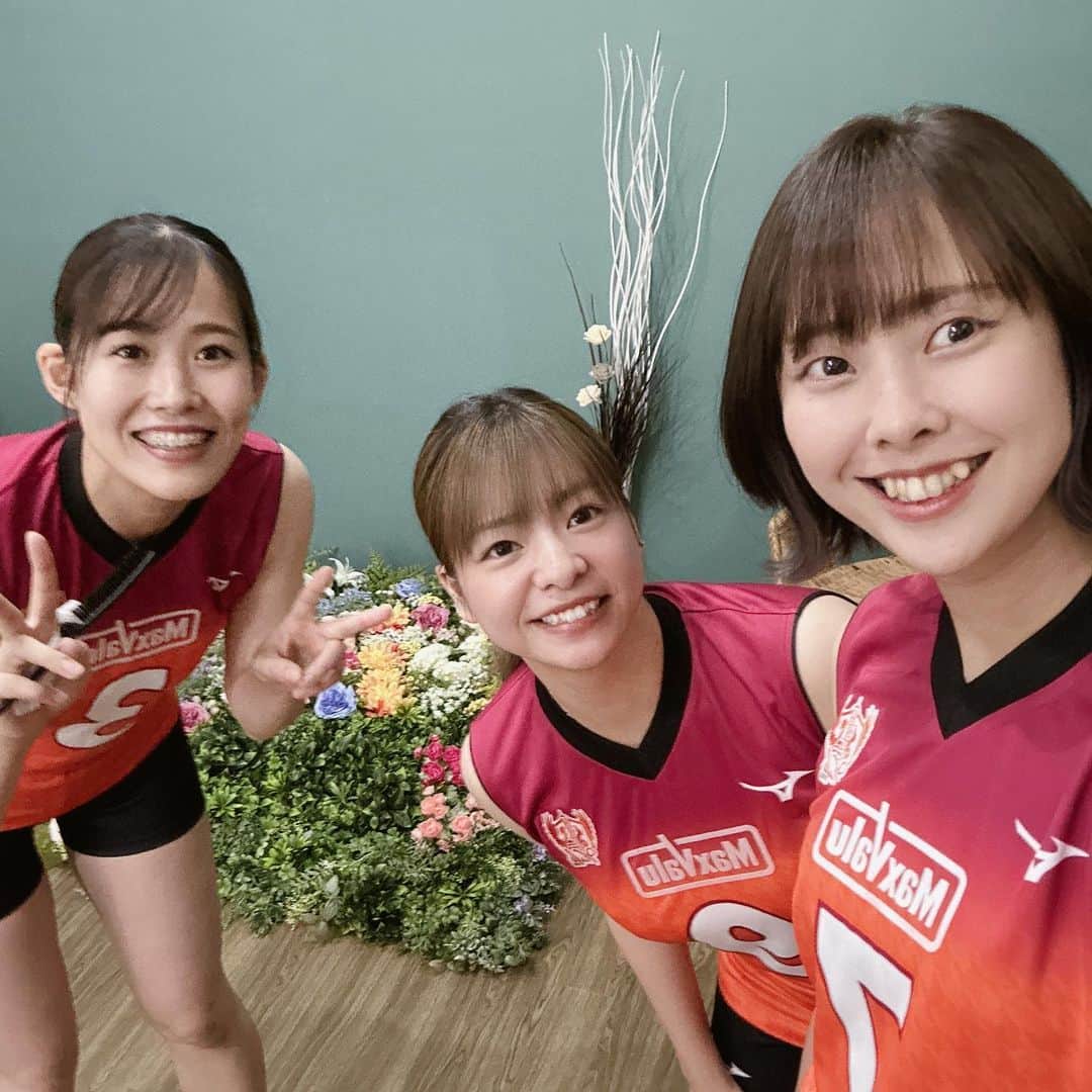 吉岡可奈のインスタグラム：「. 初めてヴィアーレのユニフォームをきて 写真を撮った日🦊🌸 . ホームページどこにありますか？ と、たくさん質問をいただきましたが、 そろそろ準備が整うようです😎 お待たせしてしまってすみません💦 私もどんなのページができるのか 楽しみです🦊✨ . . #吉岡可奈 #大元朱菜 #菅原未来 #同期3人 #ヴィアーレ兵庫 #ノバック #姫路生花 #龍野生コン #同期増えないかな〜」