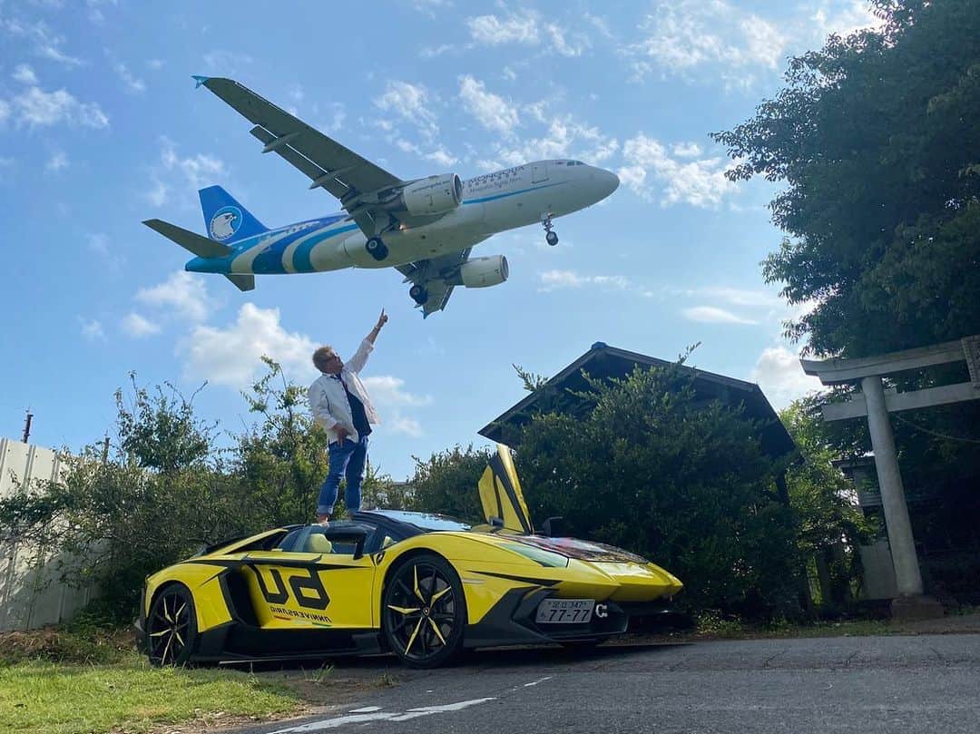 諸星伸一のインスタグラム：「飛行機にLEDカスタムしたいなぁ✨笑  #lamborghini #ランボルギーニ #morohoshi #諸星伸一 #fightingstar #ファイティングスター #fsbk #世界最強モロックマ #世界最強諸星一家 #諸星一家 #powercraft  #lexani #lexanijapan #rockford #tokyo #japan  30代の時「飛行機にどれだけ乗ってるか」「海外にどれだけ行ってるか」「マイルがどれだけ貯まってるか」がステイタスの時期があった笑」
