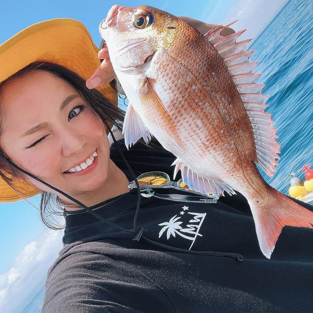 渕上万莉 のインスタグラム：「この1週間の明石釣行3連発🔥 日曜日は#村由丸 さんで 毎年恒例‼️ （株）アインカーサポートさん主催の【鯛ラバカップin明石】  3回目のゲスト参加させていただきました🌴☀️  今回も安定の楽しさ🙌🏽✨ 天気にも恵まれてみんなでワイワイ過ごせました🛥🌴  シブイ中でも良いサイズ2枚揃えて入賞された方たち👏🏽 凄い‼️‼️✨ おめでとうございます🎊‼️  3年前から真剣に明石のタイラバと向き合って🛥  上手な方たちにも色々教わったりして、難しいけど考えて釣れた1匹は嬉しくてどんどん好きになっていった明石のタイラバ✨  村由丸の常連さん、マサシ船長にはいつも感謝😆🙏🏽🍺  運営スタッフさま、協賛いただいたメーカーさま、参加してくれた皆さま、 本当にありがとうございました✨  ジギング、タチウオ、カットウフグも大会あるので次の参加もお待ちしてまーす😆☀️☀️  #タイラバ #明石タイラバ #鯛ラバカップ #明石沖 #釣り大会 #釣りイベント #おじさんの #絶対領域 #risejapan #海遊 #xbraid  #オリジナルプリント #アートラボフリースタイル #フッチー #渕上万莉」