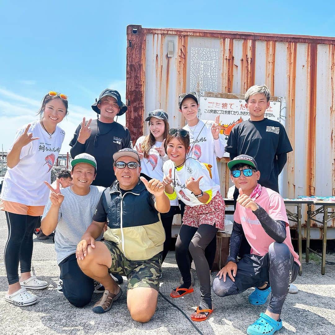 渕上万莉 さんのインスタグラム写真 - (渕上万莉 Instagram)「この1週間の明石釣行3連発🔥 日曜日は#村由丸 さんで 毎年恒例‼️ （株）アインカーサポートさん主催の【鯛ラバカップin明石】  3回目のゲスト参加させていただきました🌴☀️  今回も安定の楽しさ🙌🏽✨ 天気にも恵まれてみんなでワイワイ過ごせました🛥🌴  シブイ中でも良いサイズ2枚揃えて入賞された方たち👏🏽 凄い‼️‼️✨ おめでとうございます🎊‼️  3年前から真剣に明石のタイラバと向き合って🛥  上手な方たちにも色々教わったりして、難しいけど考えて釣れた1匹は嬉しくてどんどん好きになっていった明石のタイラバ✨  村由丸の常連さん、マサシ船長にはいつも感謝😆🙏🏽🍺  運営スタッフさま、協賛いただいたメーカーさま、参加してくれた皆さま、 本当にありがとうございました✨  ジギング、タチウオ、カットウフグも大会あるので次の参加もお待ちしてまーす😆☀️☀️  #タイラバ #明石タイラバ #鯛ラバカップ #明石沖 #釣り大会 #釣りイベント #おじさんの #絶対領域 #risejapan #海遊 #xbraid  #オリジナルプリント #アートラボフリースタイル #フッチー #渕上万莉」7月8日 9時21分 - mari_fuchigami