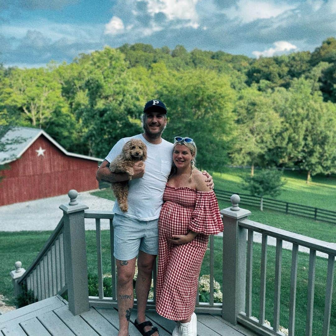 キンバリー・ペリーさんのインスタグラム写真 - (キンバリー・ペリーInstagram)「family 4th in tennessee - we had sparklers, we had water balloons, we had baby bumps, we had a pool, banana pudding, and popsicles. 121 candles were blown out to celebrate all the july birthdays, catfish were caught, it was a red white and blue for the books. hope yours was gorgeous too. keep bloomin’.」7月8日 9時22分 - thekimberlyperry