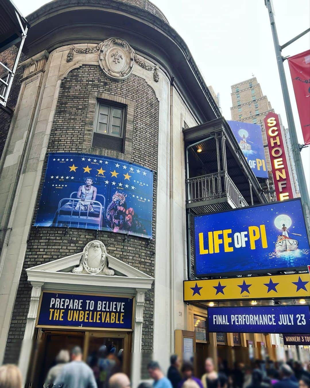 大澄賢也のインスタグラム：「「LIFE OF PI」観劇✨  今月の下旬にはclose してしまうから 観れて良かった   NYでの評判も高かったし、 映画では見てましたが、 舞台版はどんな感じになるのかとー  動物達をパペットにして演者達が動かすという、客に想像力を働かせて物語を描く作品に  そう「千と千尋」のように  「千と千尋」のパペットの表現は、演者の皆が本当に頑張った賜物で、Broadway にも負けないくらいの表現だったなと、 「LIFE OF PI」を観ながら、 あらためて思いを巡らせてた  ミュージカル作品ではないから舞台も極力シンプルに作ってあって、より集中して見れました 👏👏👏  #lifeofpi」