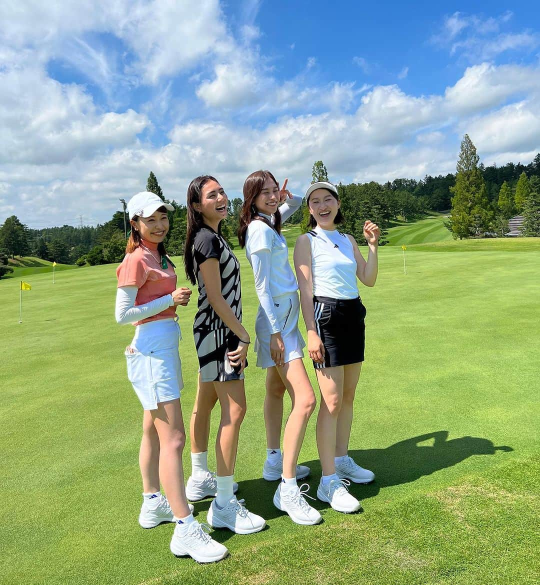 紺野ゆりさんのインスタグラム写真 - (紺野ゆりInstagram)「adidas golf  新しく発売されたアディダスの「ZG23 VENT」を 履いてラウンド⛳️ アッパーにメッシュ素材を使ってより軽量になり、 通気性も高くなったのでこの夏にぴったり✨ ホールド感とグリップ力がしっかりあるので すごく履きやすい‼︎かなりおすすめです♡  そんなおかげもあり、この日は 5年ぶりに「ベスト更新」しました〜🥰‼️ 1打ですが、、８１に😋✨✨  80切り目指して頑張ります☆  #yurigolf🦋 #adidasgolf#アディダスゴルフ#ずっとゴルフ#giftedbyadidas  #ベスト更新#golf#golfswing#ゴルフスイング#golfwear#ゴルフ女子#골프#골프스윙#골프여자 #ゴルフウェア」7月8日 9時30分 - yuri_konno_official