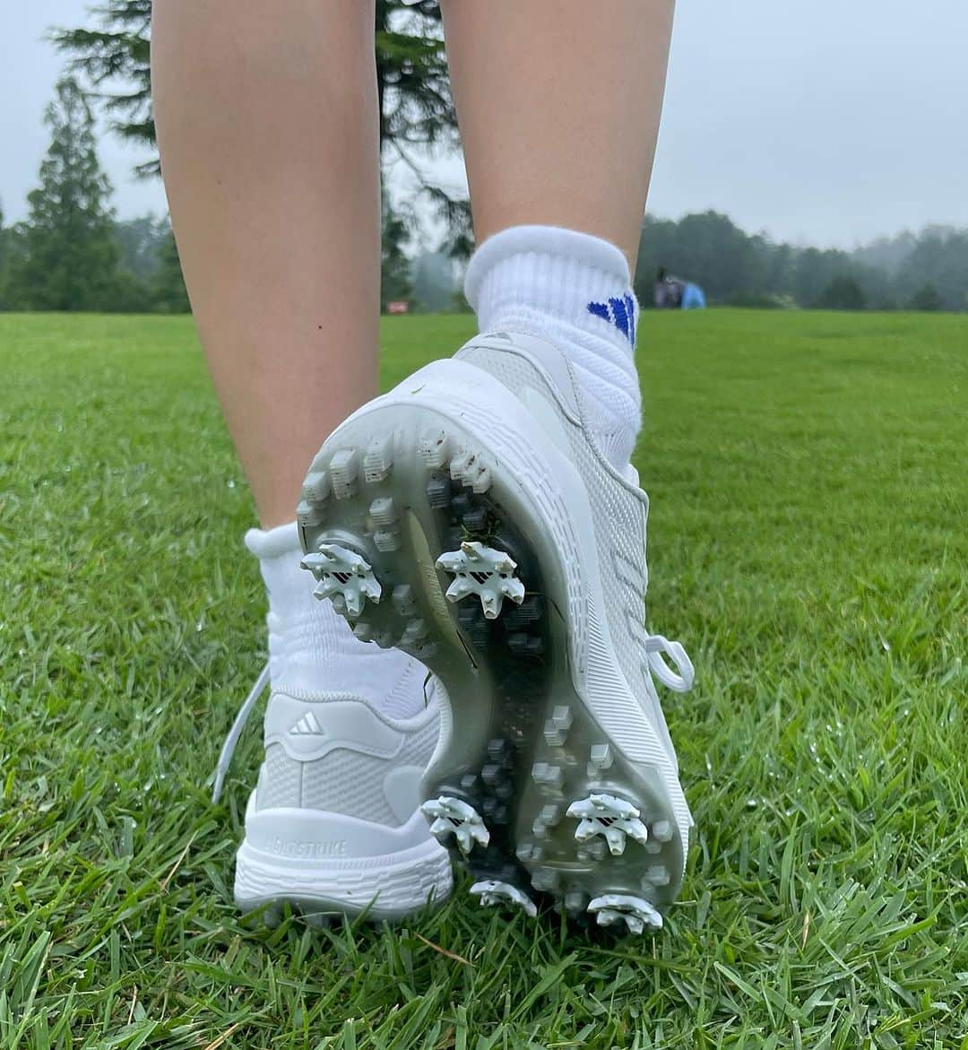 紺野ゆりさんのインスタグラム写真 - (紺野ゆりInstagram)「adidas golf  新しく発売されたアディダスの「ZG23 VENT」を 履いてラウンド⛳️ アッパーにメッシュ素材を使ってより軽量になり、 通気性も高くなったのでこの夏にぴったり✨ ホールド感とグリップ力がしっかりあるので すごく履きやすい‼︎かなりおすすめです♡  そんなおかげもあり、この日は 5年ぶりに「ベスト更新」しました〜🥰‼️ 1打ですが、、８１に😋✨✨  80切り目指して頑張ります☆  #yurigolf🦋 #adidasgolf#アディダスゴルフ#ずっとゴルフ#giftedbyadidas  #ベスト更新#golf#golfswing#ゴルフスイング#golfwear#ゴルフ女子#골프#골프스윙#골프여자 #ゴルフウェア」7月8日 9時30分 - yuri_konno_official