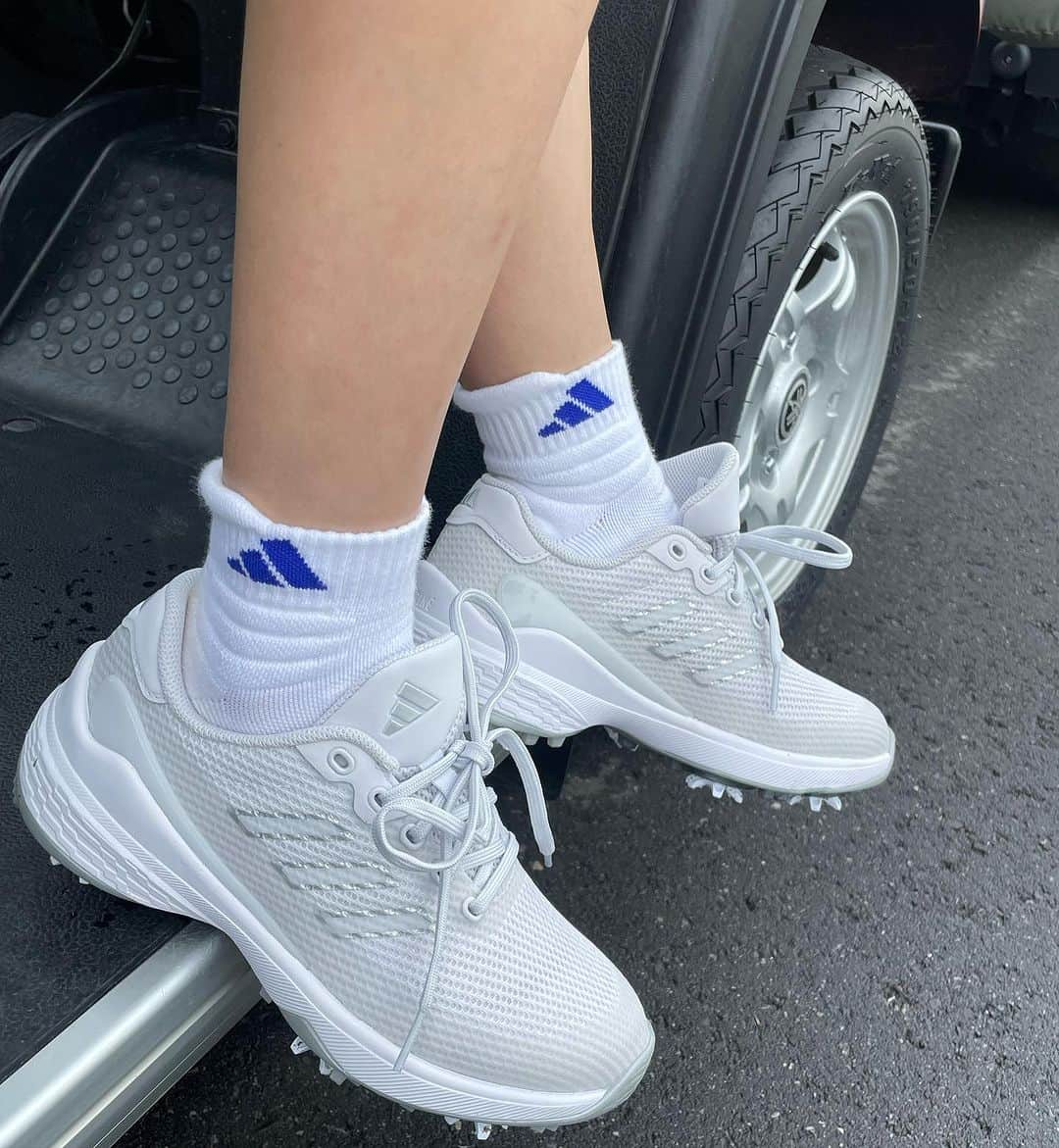 紺野ゆりさんのインスタグラム写真 - (紺野ゆりInstagram)「adidas golf  新しく発売されたアディダスの「ZG23 VENT」を 履いてラウンド⛳️ アッパーにメッシュ素材を使ってより軽量になり、 通気性も高くなったのでこの夏にぴったり✨ ホールド感とグリップ力がしっかりあるので すごく履きやすい‼︎かなりおすすめです♡  そんなおかげもあり、この日は 5年ぶりに「ベスト更新」しました〜🥰‼️ 1打ですが、、８１に😋✨✨  80切り目指して頑張ります☆  #yurigolf🦋 #adidasgolf#アディダスゴルフ#ずっとゴルフ#giftedbyadidas  #ベスト更新#golf#golfswing#ゴルフスイング#golfwear#ゴルフ女子#골프#골프스윙#골프여자 #ゴルフウェア」7月8日 9時30分 - yuri_konno_official