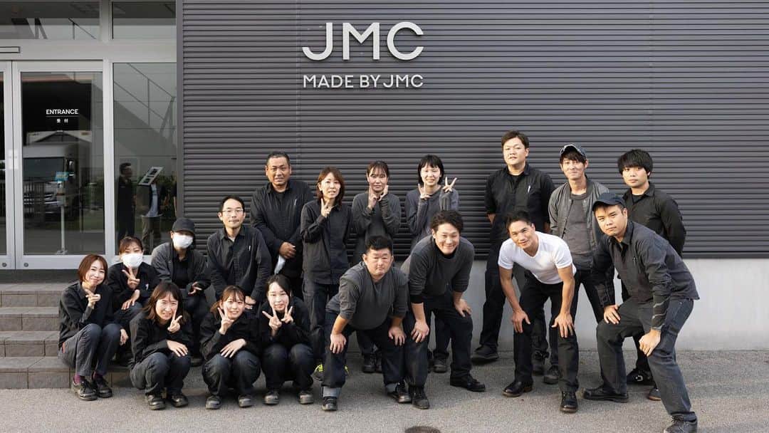市原隼人さんのインスタグラム写真 - (市原隼人Instagram)「@pams_z と共に、静岡県&長野県にある @jmcbase の工場へ足を運び、名だたる一流企業から信頼を受け求められる精密な物づくりを成すJMCについて学び、作業されている工程を見学し、実際に2輪の部品を鋳造する体験させていただく事で職人にしか成し得ない技術とその存在意義に心を奪われました。  3Dプリンターや鋳造、CTの技術を駆使し、様々な実績を積み上げ業界を支え先駆者となるべく挑戦を掲げるJMCに感銘を受け、職人の皆様にこれ以上ない尊敬の意を込めてご挨拶させていただきました。  …私的な事で、生涯忘れられない出会いもありました。思わぬところで涙が溢れ出て、今日この日が忘れられない日となりました。自分にとって特別なご縁となったこの繋がりは偶然なのか必然だったのか、、子供の頃からの自分の人生の色々な事が繋がっていき鳥肌がたちました…。  まだ10年と少しだけども、愛機KawasakiZ1とともに色々な想い出を紡いできた。  そして、今…。  長年頭に浮かんでいた、ある1つの大きな夢が明確な夢へとなりました。  その夢を思いながら、愛機をさらに一歩、進化させようと決意。  JMCとPAMSが手を組み、新たな物を生み出そうとしている動きを感じながら、もう一度、エンジンを組み直す準備に入らないと。  …本気で…いつか行きたいんです。当時、川崎重工業が世界最大市場といわれ情熱を燃やしZ1を送りだしたアメリカの地を愛機で走りたい…。 愛機と出会った時に車体の中に綺麗に残されていた、1974年にアメリカのデトロイトで発行された前オーナーの登録書を眺めながら、いつも想ってます。いつか…。 #pams #jmc」7月8日 9時44分 - hayato_ichihara