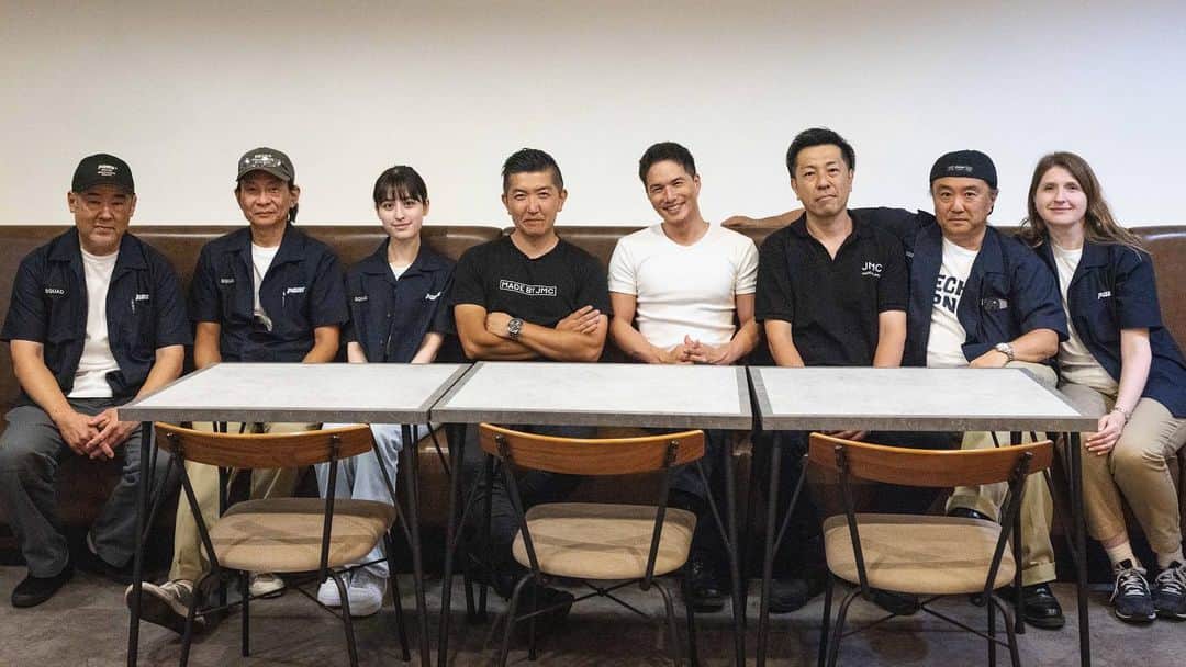 市原隼人のインスタグラム：「@pams_z と共に、静岡県&長野県にある @jmcbase の工場へ足を運び、名だたる一流企業から信頼を受け求められる精密な物づくりを成すJMCについて学び、作業されている工程を見学し、実際に2輪の部品を鋳造する体験させていただく事で職人にしか成し得ない技術とその存在意義に心を奪われました。  3Dプリンターや鋳造、CTの技術を駆使し、様々な実績を積み上げ業界を支え先駆者となるべく挑戦を掲げるJMCに感銘を受け、職人の皆様にこれ以上ない尊敬の意を込めてご挨拶させていただきました。  …私的な事で、生涯忘れられない出会いもありました。思わぬところで涙が溢れ出て、今日この日が忘れられない日となりました。自分にとって特別なご縁となったこの繋がりは偶然なのか必然だったのか、、子供の頃からの自分の人生の色々な事が繋がっていき鳥肌がたちました…。  まだ10年と少しだけども、愛機KawasakiZ1とともに色々な想い出を紡いできた。  そして、今…。  長年頭に浮かんでいた、ある1つの大きな夢が明確な夢へとなりました。  その夢を思いながら、愛機をさらに一歩、進化させようと決意。  JMCとPAMSが手を組み、新たな物を生み出そうとしている動きを感じながら、もう一度、エンジンを組み直す準備に入らないと。  …本気で…いつか行きたいんです。当時、川崎重工業が世界最大市場といわれ情熱を燃やしZ1を送りだしたアメリカの地を愛機で走りたい…。 愛機と出会った時に車体の中に綺麗に残されていた、1974年にアメリカのデトロイトで発行された前オーナーの登録書を眺めながら、いつも想ってます。いつか…。 #pams #jmc」