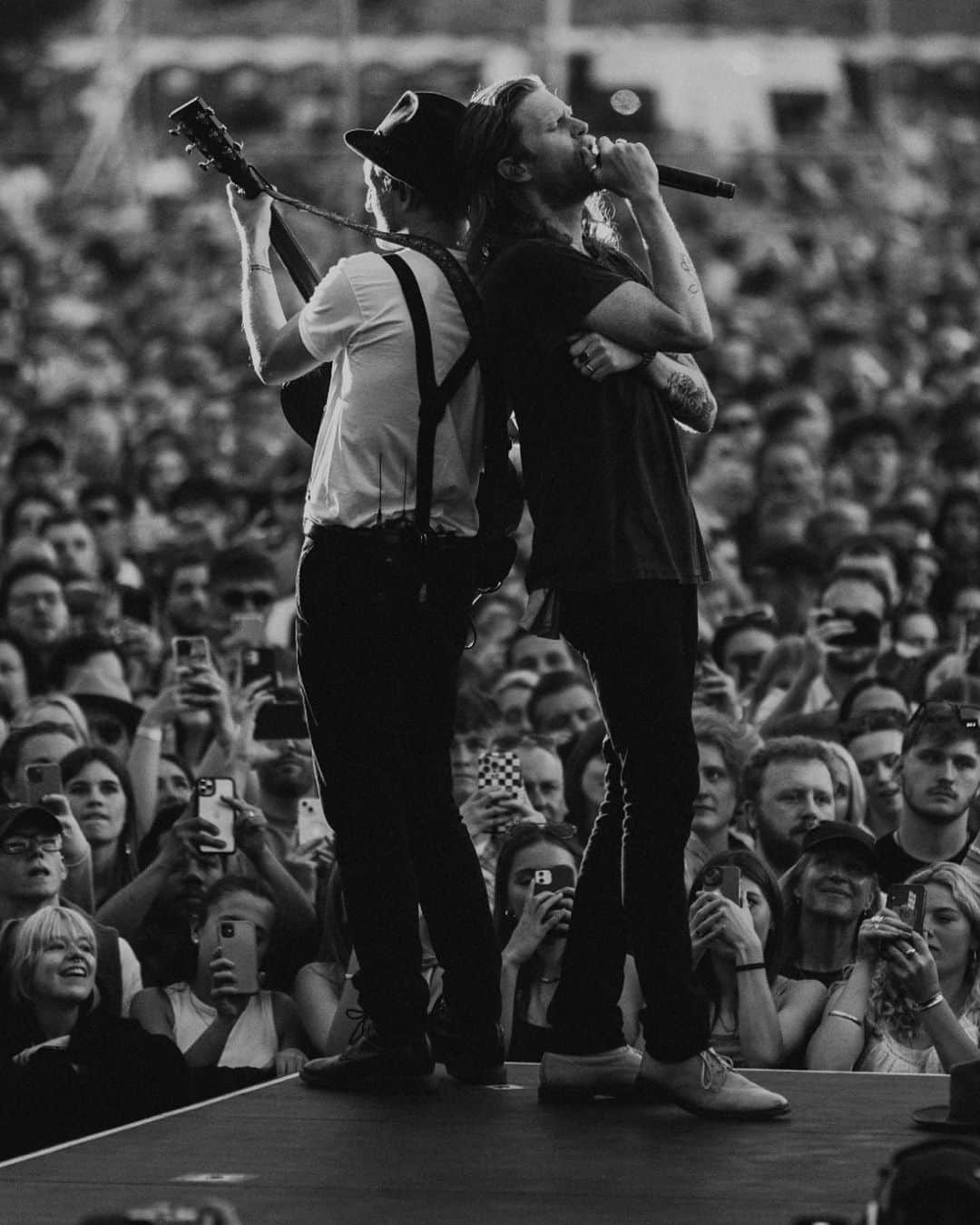 The Lumineersのインスタグラム：「Another INCREDIBLE castle show!! This will never seem normal!! Thank you for having us Cardiff!! Who caught the pick?! 💙🏴󠁧󠁢󠁷󠁬󠁳󠁿💙」