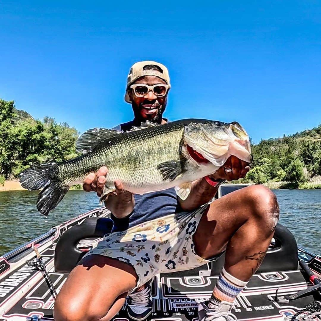 Electric_Fishingさんのインスタグラム写真 - (Electric_FishingInstagram)「Who’s feeling froggy?  @diimensiion busting ol big head on the 🐸  #ElectricSunglasses #PolarizedSunglasses #StyleThatPerforms #ElectricFishing」7月8日 9時40分 - electric_fishing