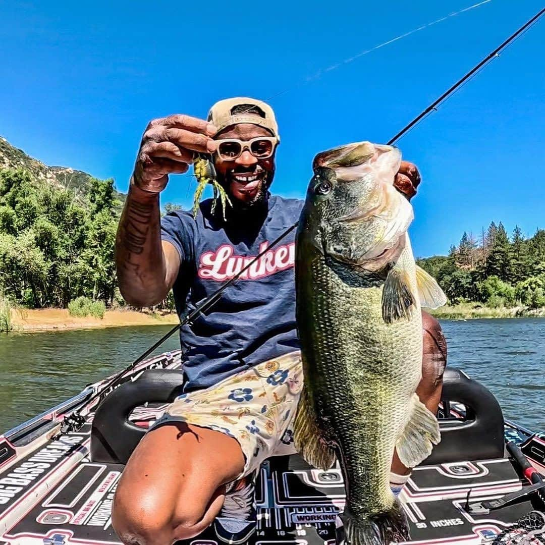 Electric_Fishingのインスタグラム：「Who’s feeling froggy?  @diimensiion busting ol big head on the 🐸  #ElectricSunglasses #PolarizedSunglasses #StyleThatPerforms #ElectricFishing」