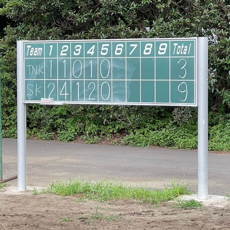 西寺郷太のインスタグラム：「#郷太通算勝敗 407試合 209勝111敗　神宮早朝草野球。勝利！最近投げて負けてない…^ ^。今日は4回までピッチング。  ヒットも２本打って楽しかった！」