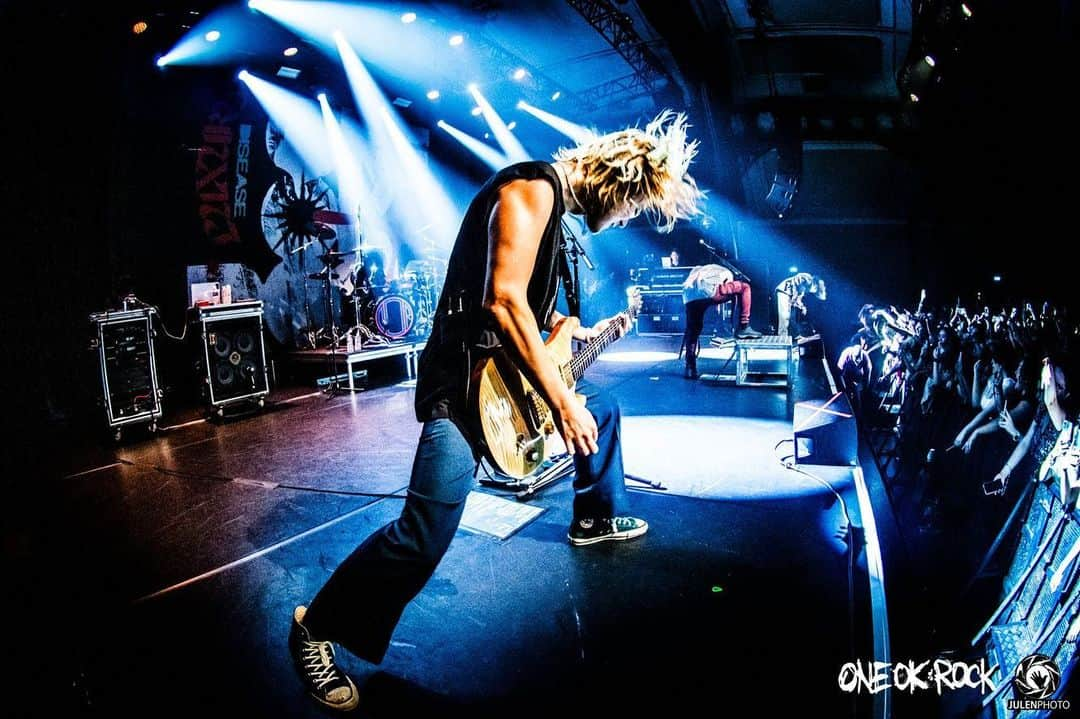 Toru さんのインスタグラム写真 - (Toru Instagram)「We missed you guys so much Paris🇫🇷🇫🇷 Tonight was absolutely amazing!! Thanks a lot!!  Je t'aime🖤 📸 @julenphoto  #oneokrock  #luxurydisease」7月8日 9時54分 - toru_10969