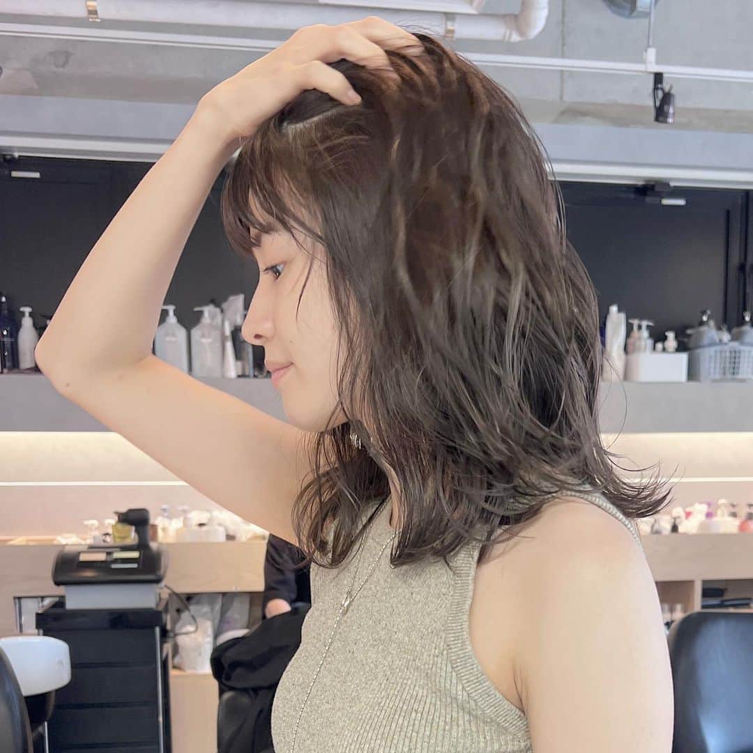 濱田杏奈のインスタグラム：「_  no bleach olive gray 🩴  地道に育てて作るオリーブカラー◎ ブリーチは一度もしておりません☺️  最近はパーマっぽく仕上げるのが気分です（＾_＾）  #hamada_hair」