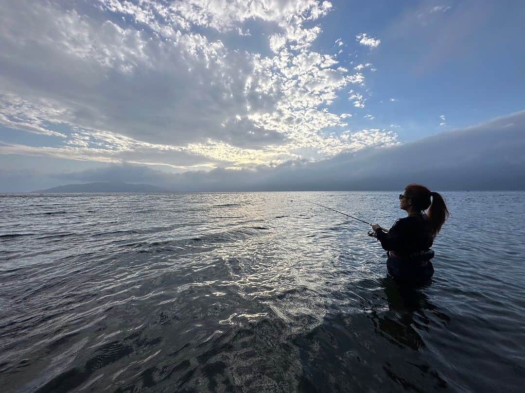 マルコスさんのインスタグラム写真 - (マルコスInstagram)「やほまる！  今回はpeachさん✈️とタイアップロケで北海道の屈斜路湖へ行っておりました！  最高のロケーションで釣りして、美味しいご飯たべて、温泉♨️入って最後にドラマ魚釣って🐟  最高としかいいようがない遠征釣行でした！  動画は私のチャンネルで公開予定🤭  お楽しみに🌈  #アメマス　#屈斜路湖　#釣り　#釣りガール」7月8日 9時58分 - marucos91