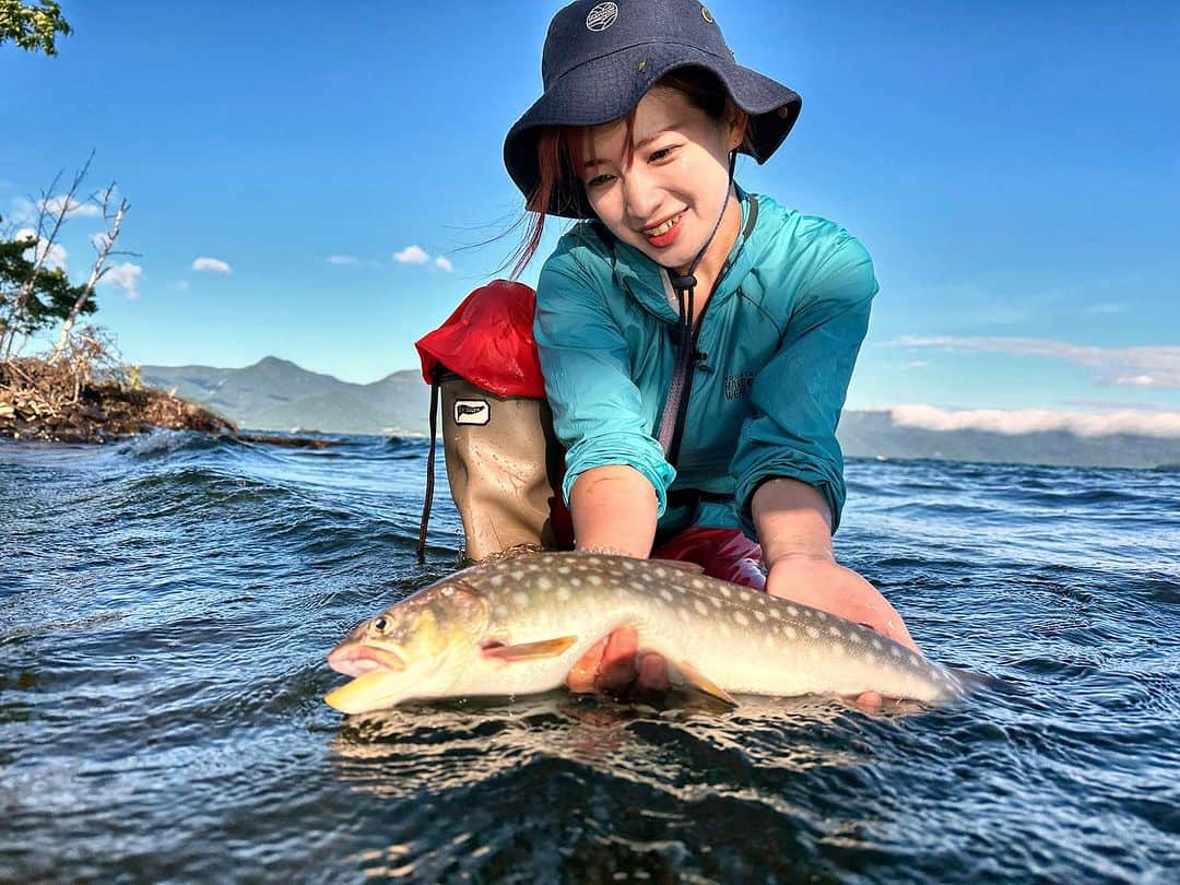 マルコスのインスタグラム：「やほまる！  今回はpeachさん✈️とタイアップロケで北海道の屈斜路湖へ行っておりました！  最高のロケーションで釣りして、美味しいご飯たべて、温泉♨️入って最後にドラマ魚釣って🐟  最高としかいいようがない遠征釣行でした！  動画は私のチャンネルで公開予定🤭  お楽しみに🌈  #アメマス　#屈斜路湖　#釣り　#釣りガール」