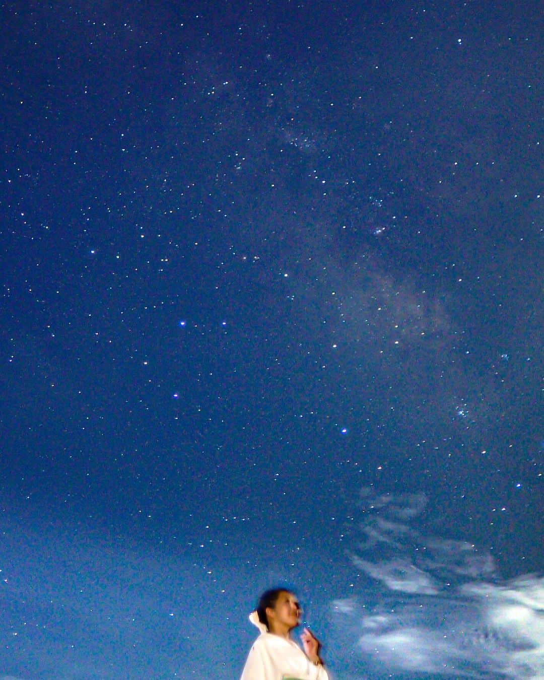 こばやしあきこさんのインスタグラム写真 - (こばやしあきこInstagram)「昨夜は天の川、見られましたか？ 先週、宮古島で星空写真を撮ってもらいました、少し雲は出ていたけど、「満天」とはまさにこのことで、とっても美しかったです✨ 瞬く星々。 暮れに星になった母が、どこかで手を振ってる気がしました。  Thank You　@ryota_miyakoisland  #宮古島 #星空フォト #満天の星空 #こばやしあきこ #ryota」7月8日 10時11分 - kobayashi_akiko