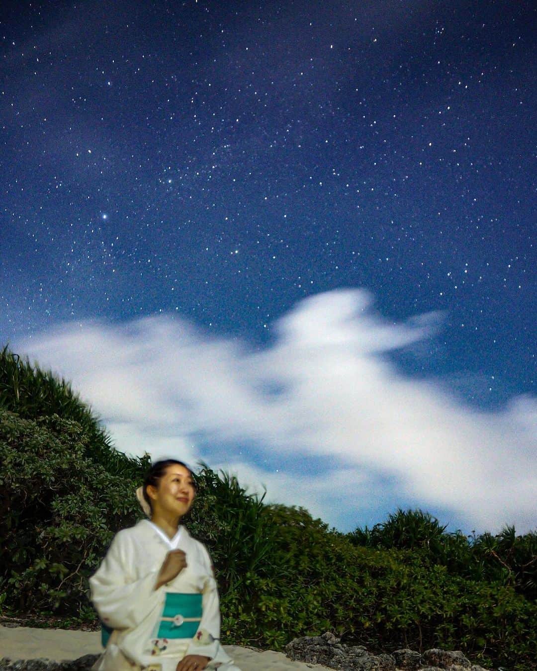 こばやしあきこさんのインスタグラム写真 - (こばやしあきこInstagram)「昨夜は天の川、見られましたか？ 先週、宮古島で星空写真を撮ってもらいました、少し雲は出ていたけど、「満天」とはまさにこのことで、とっても美しかったです✨ 瞬く星々。 暮れに星になった母が、どこかで手を振ってる気がしました。  Thank You　@ryota_miyakoisland  #宮古島 #星空フォト #満天の星空 #こばやしあきこ #ryota」7月8日 10時11分 - kobayashi_akiko