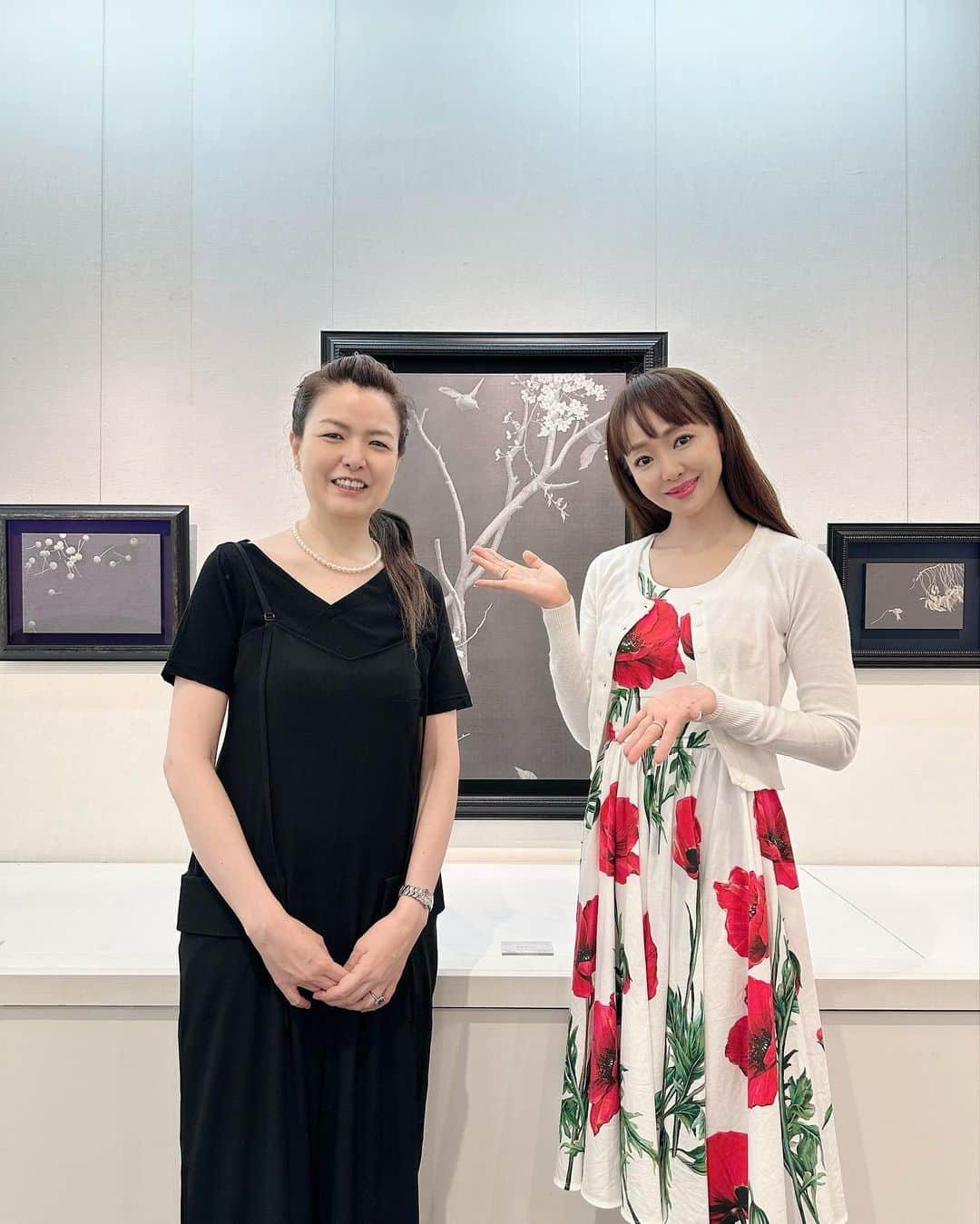 神田うのさんのインスタグラム写真 - (神田うのInstagram)「娘と母と日本画家 吉岡由美子先生💕の展覧会『昇華する夢』へ伺って参りました☺️  鉛筆で描かれる由美子先生💕の作品は見る人の心の目にフワッと色が宿るから本当に不思議です。 壮大な宇宙を感じさせるモノクロの絵画は本当に素晴らしかったです🥰  吉岡由美子先生💕の『昇華する夢』は日本橋三越本店 本館6階 美術サロンにて 明後日10日（月）まで行われていますよ☺️  #日本画家#吉岡由美子 先生#展覧会#個展#娘と#母と#日本橋三越本店#美術サロン#神田うの#unokanda」7月8日 10時36分 - unokandaofficial