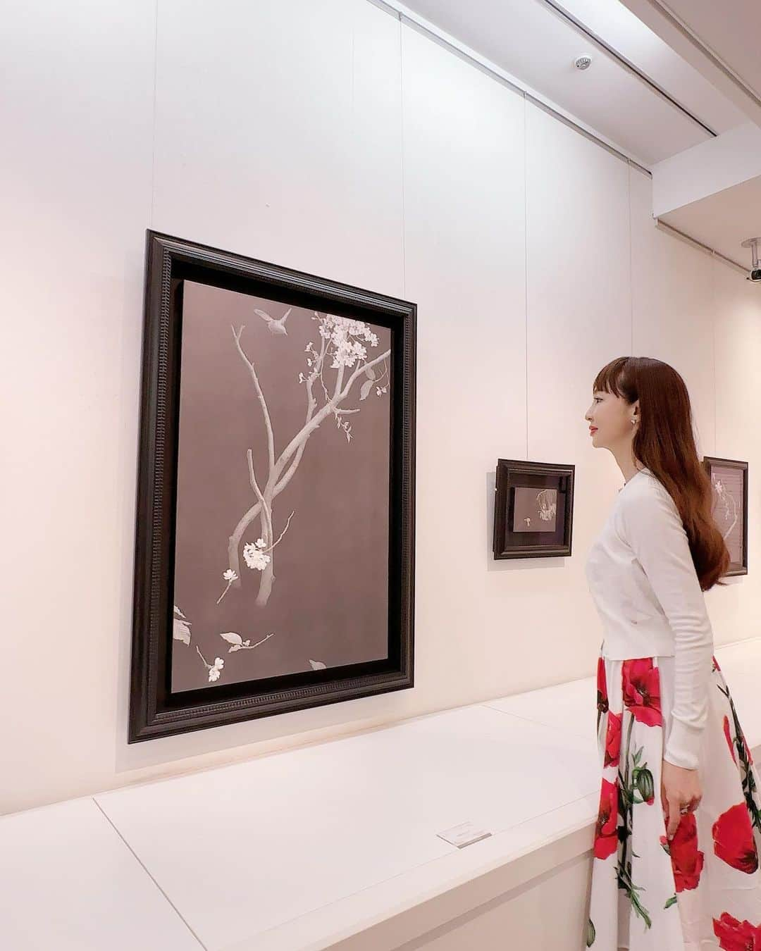 神田うのさんのインスタグラム写真 - (神田うのInstagram)「娘と母と日本画家 吉岡由美子先生💕の展覧会『昇華する夢』へ伺って参りました☺️  鉛筆で描かれる由美子先生💕の作品は見る人の心の目にフワッと色が宿るから本当に不思議です。 壮大な宇宙を感じさせるモノクロの絵画は本当に素晴らしかったです🥰  吉岡由美子先生💕の『昇華する夢』は日本橋三越本店 本館6階 美術サロンにて 明後日10日（月）まで行われていますよ☺️  #日本画家#吉岡由美子 先生#展覧会#個展#娘と#母と#日本橋三越本店#美術サロン#神田うの#unokanda」7月8日 10時36分 - unokandaofficial