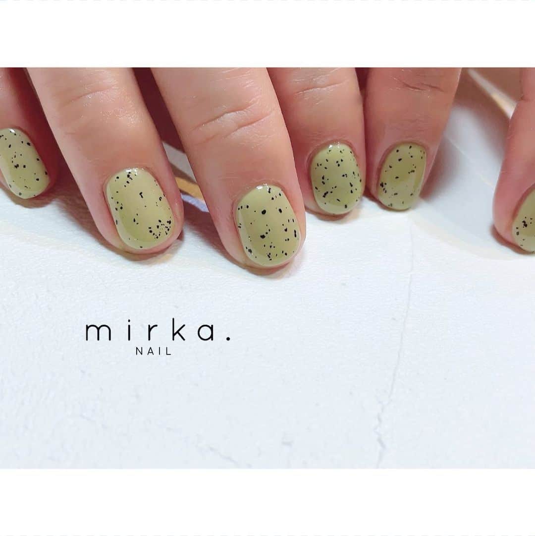 mirka. NAIL(ミルカネイル)のインスタグラム：「⁡ ⁡ ⁡ ⁡ kiwi🥝 ⁡ ⁡ ⁡ ⁡ ⁡ ………………………………………………………… ⁡ ご予約、お問い合わせは LINE ID⇒ @mirka.nail (@含む)まで。 ⁡ ご新規様はハイライトの「ご案内」と「ご予約方法」を必ずお読みいただいてからご予約くださいますようお願いいたします。 空き状況や詳細はLINEの投稿からご確認ください。 ⁡ ⁡ ⁡ ⁡ #mirkanail#nails#nail#nailart#naildesign #ショートネイル#ネイルアート#ネイルデザイン#ネイル#大人ネイル#シンプルネイル#オフィスネイル#ニュアンスネイル#ナチュラルネイル#カジュアルネイル#ショートネイルデザイン#美甲#夏ネイル#夏ネイル2023 #プライベートサロン#プライベートネイルサロン#東京ネイルサロン#東京ネイル#江東区ネイルサロン#森下#清澄白河 ⁡」