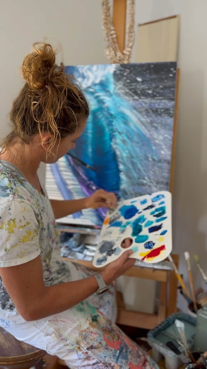 コートニー・コンローグのインスタグラム：「Painting waves takes time you are revealing the depths of the sea and interpreting it with your palette and brush. Layer upon layer a wave is formed   #waves #painting #art」
