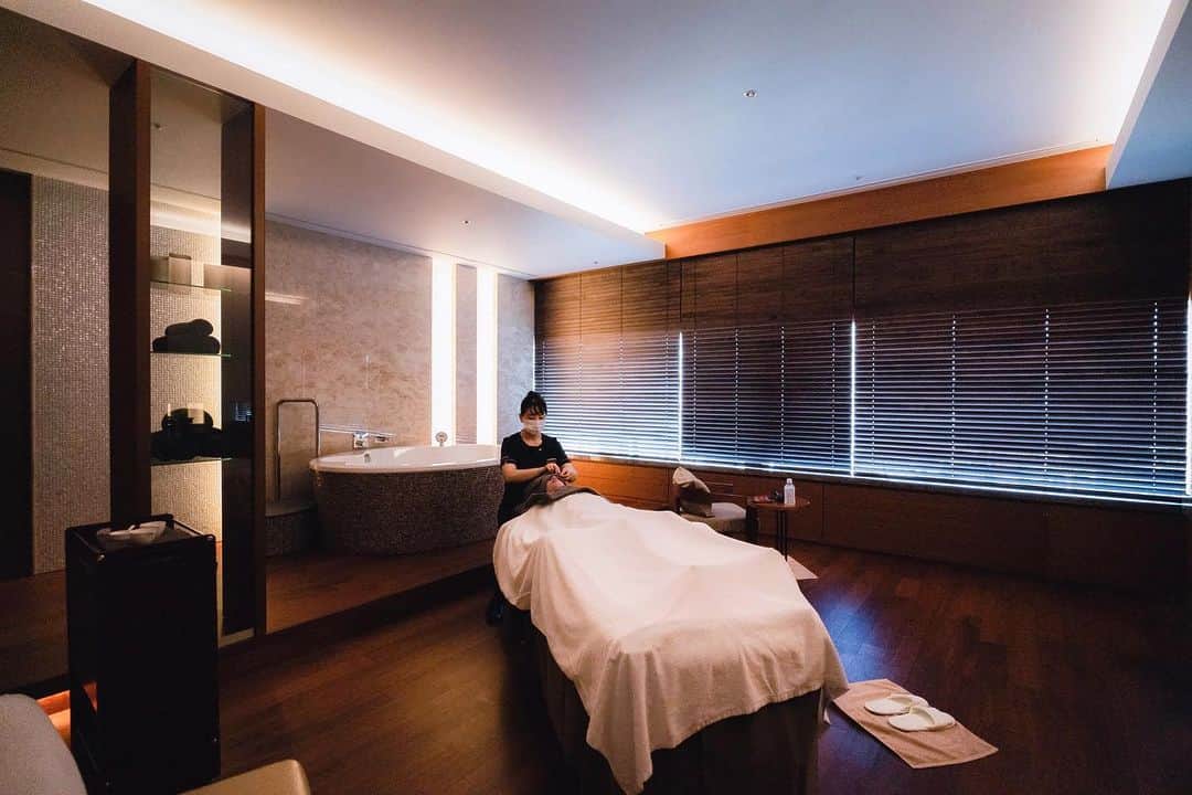 のインスタグラム：「Time for yourself🕰️ 自分のための時間を🤍  オークラ フィットネス＆スパ オークラ プレステージタワー 27階 Okura Fitness & Spa  The Okura Prestige Tower 27F  #スパ #マッサージ #エステ #スパスイート #自分磨き #おひとりさま #美容  #東京スパ #東京ホテル #東京エステ #theokuratokyo #オークラ東京 #ホテル  #spa #luxuryspa #hotel #tokyohotel  #lhw #lhwtraveler #uncommontravel #东京 #酒店 #도쿄 #호텔 #일본 #ญี่ปุ่น #โตเกียว #โรงแรม #japon」