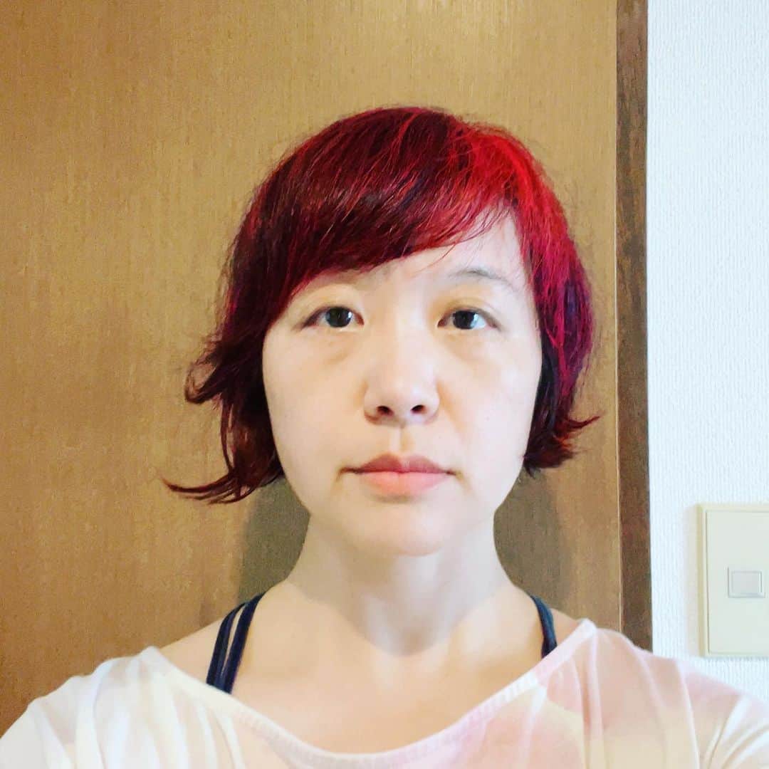 水谷さるころのインスタグラム：「セルフカット記録。この前記録しなかったら、どれくらい切ったかわかんなくなったので、やっぱり自分のために記録。なお、寝起きすっぴんで面倒くさくてSnowで撮影。私のスマホの写真、リビングのGoogle home nestに出てきちゃうので、すっぴん写真撮りたくない…。しかし、化粧もしたくない、そんな時はSnowさんに頼む。設定よくわかんなくてビフォーの顔が微妙に違う気がするぜ。アフターは肌を整えてもらってるくらい。」